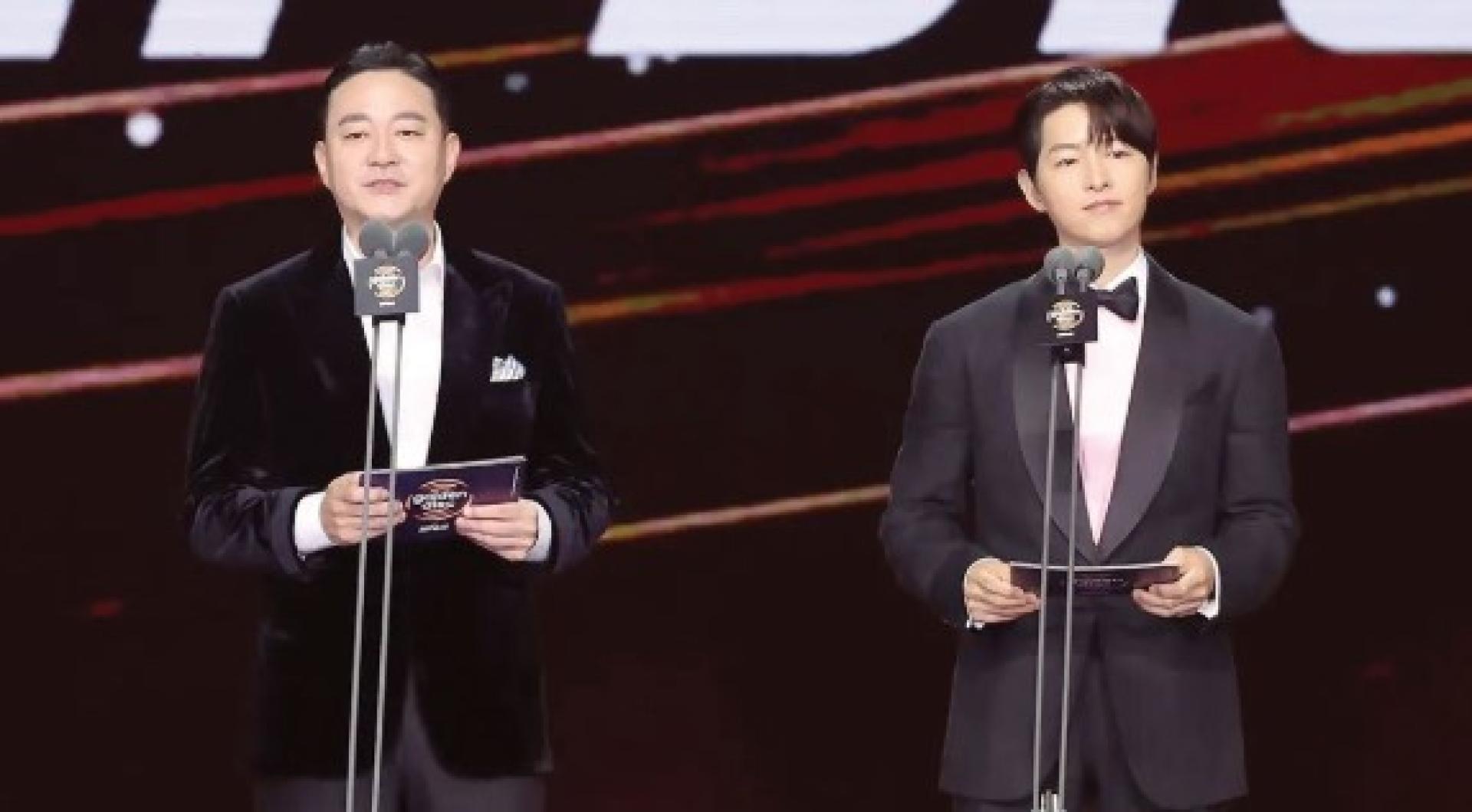 宋仲基（右）颁发最佳专辑奖给Stray Kids。