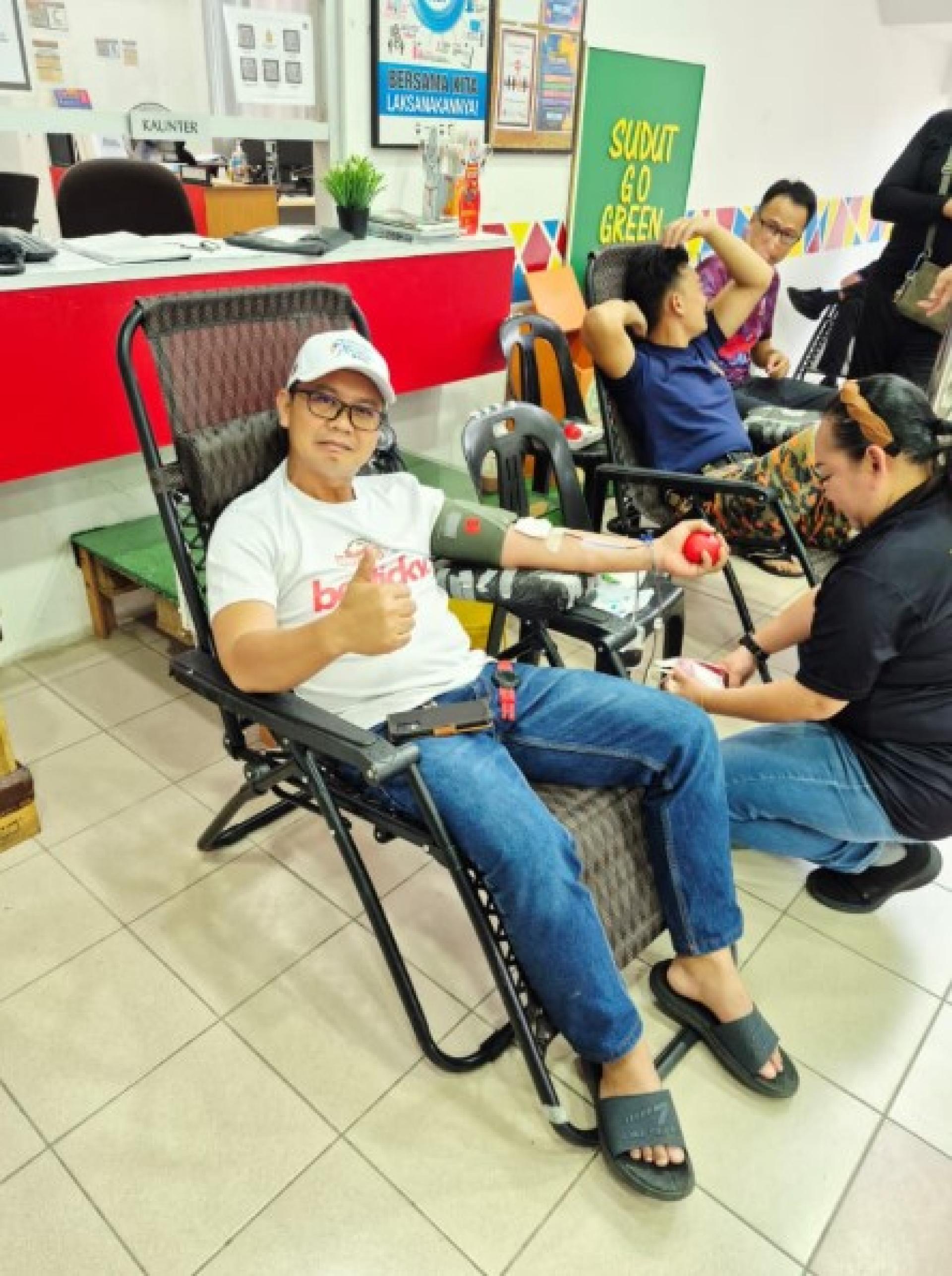 民丹莪消防局组织的活动中，一些成员踊跃献血。