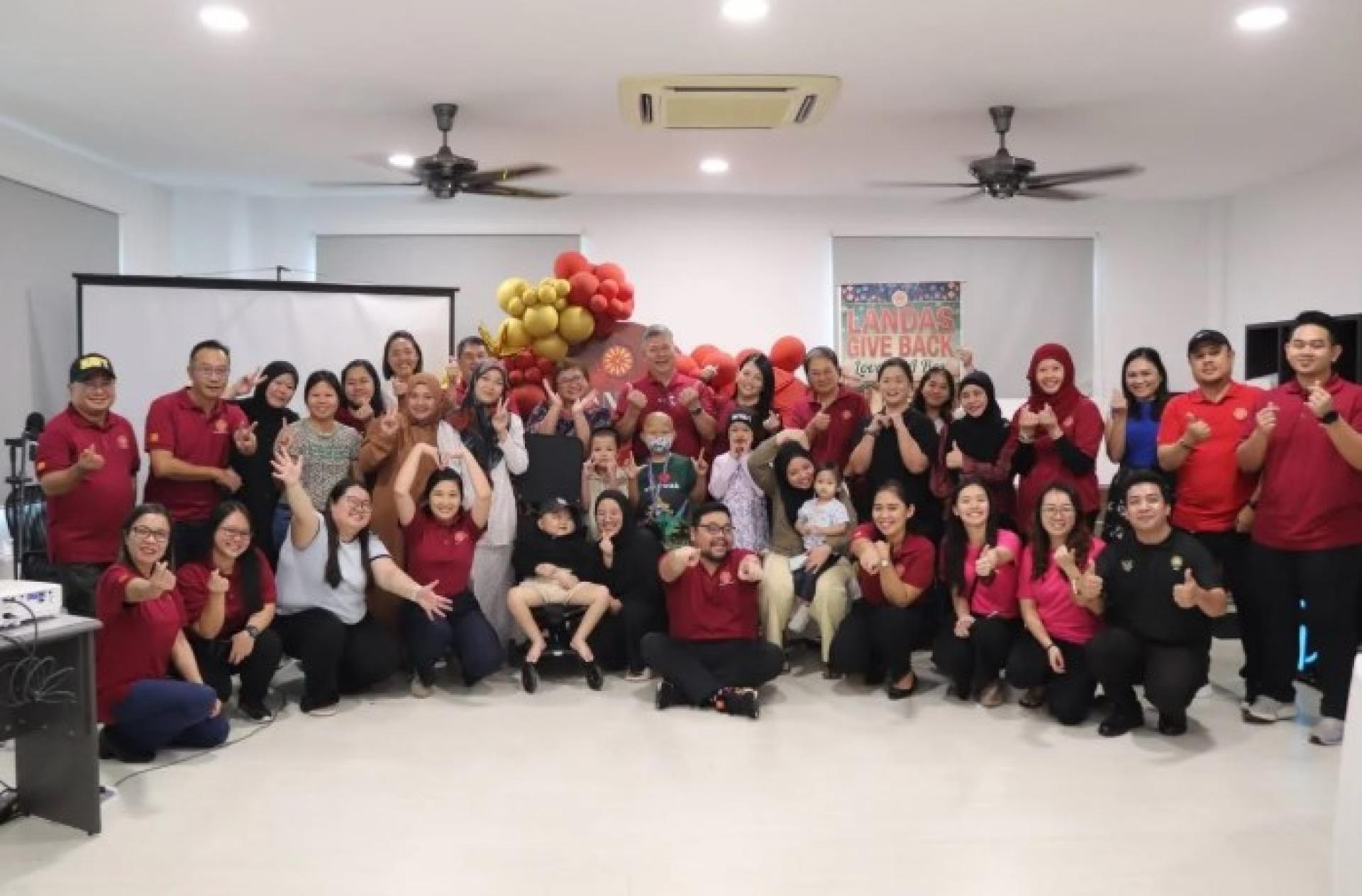 砂地政局官员探访癌症患者。