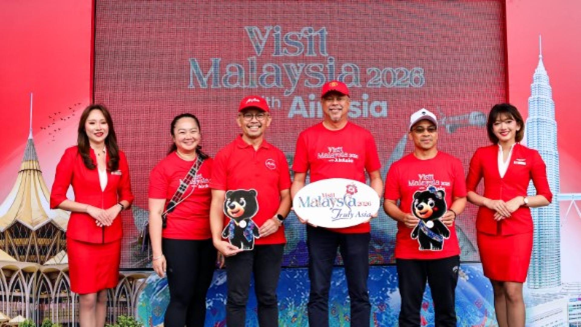 赛莫哈末哈斯林（右3）及艾迪（左3）出席大马旅游年活动开幕仪式。