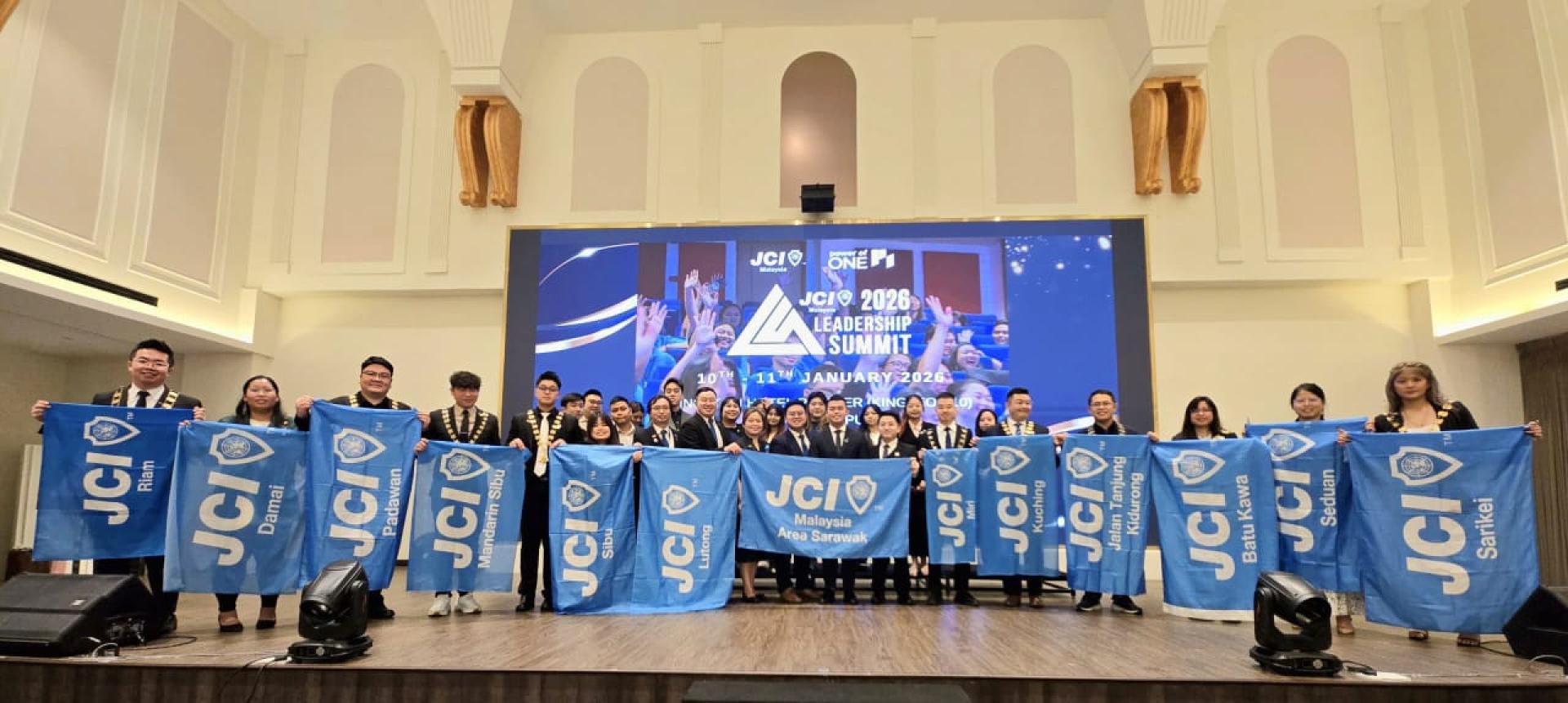 全国领袖培训会的合影。左3为马来西亚国际青年商会署理总会长兼砂区主席萧扬明，培以及2026年总会长黄友圣青商参议员。