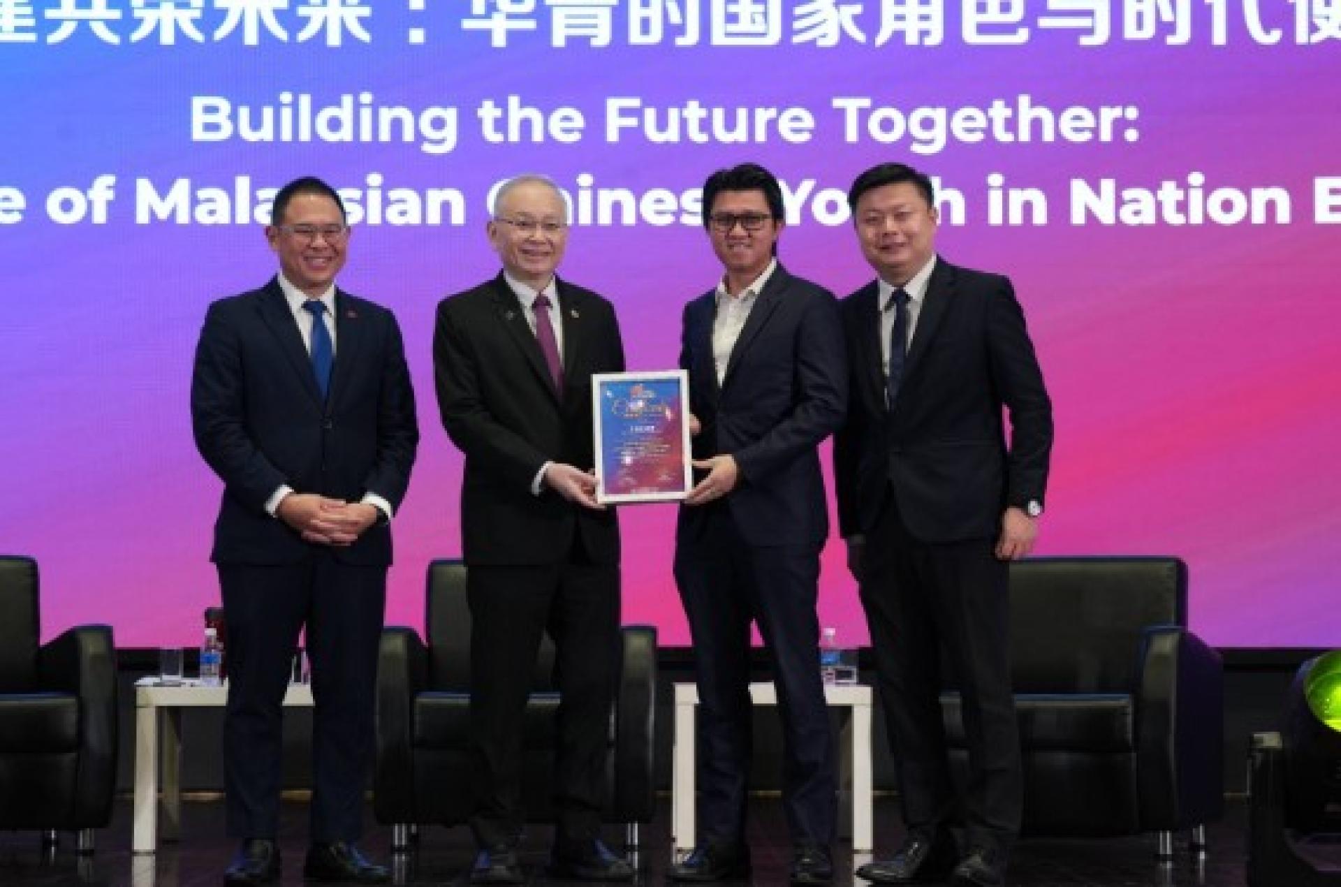 魏家祥（左2起）赠送证书给张盛闻。左为林添顺，右为张佑铨。