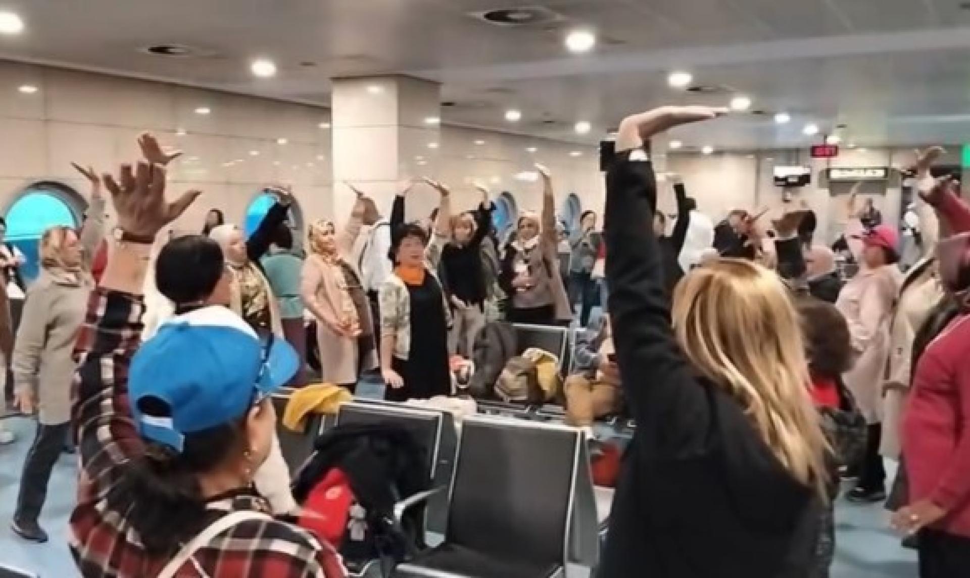 周边外国旅客好奇围观，不少人也一招一式地进行模仿。