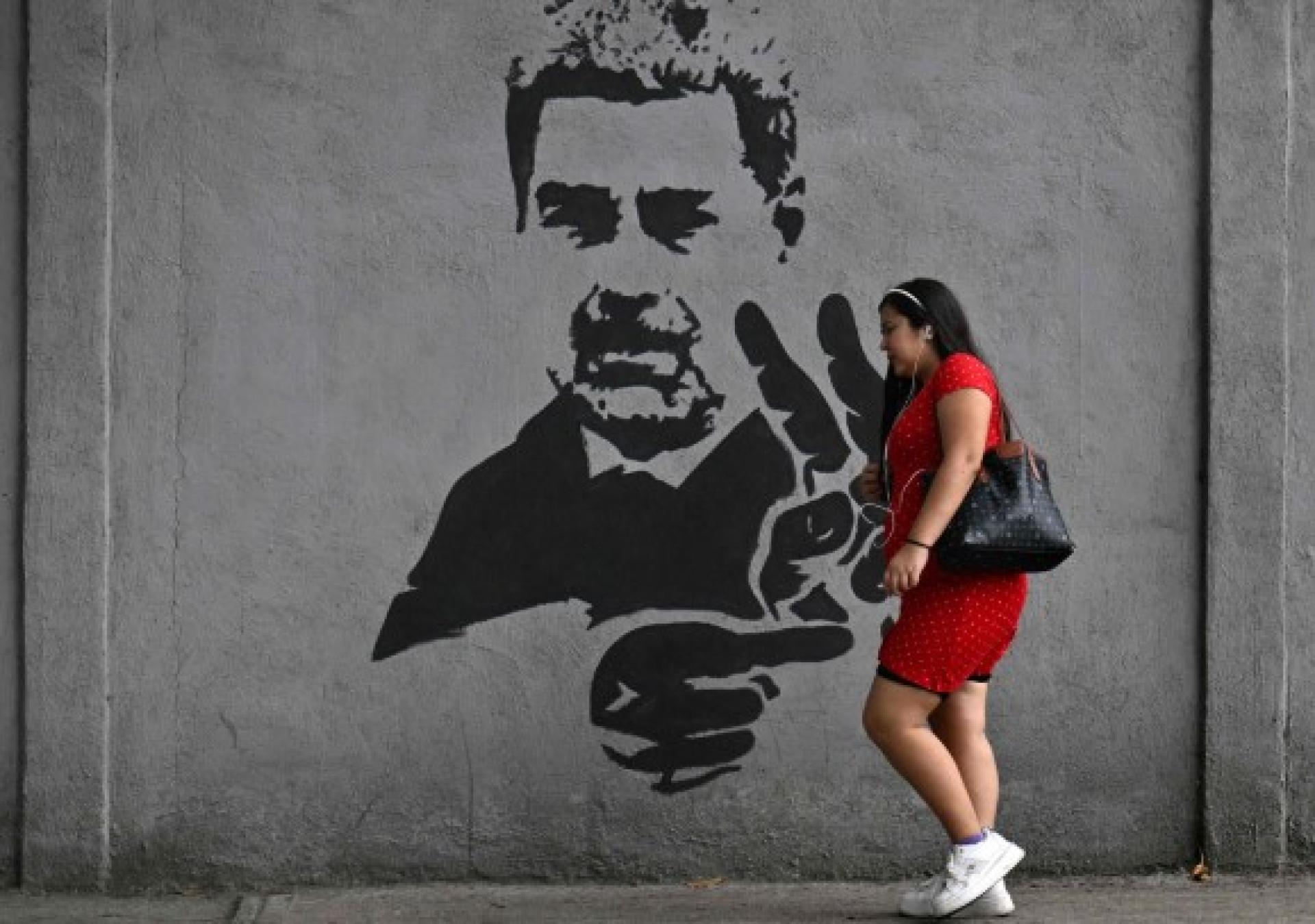 加拉加斯街头墙壁绘的马杜罗的肖像。