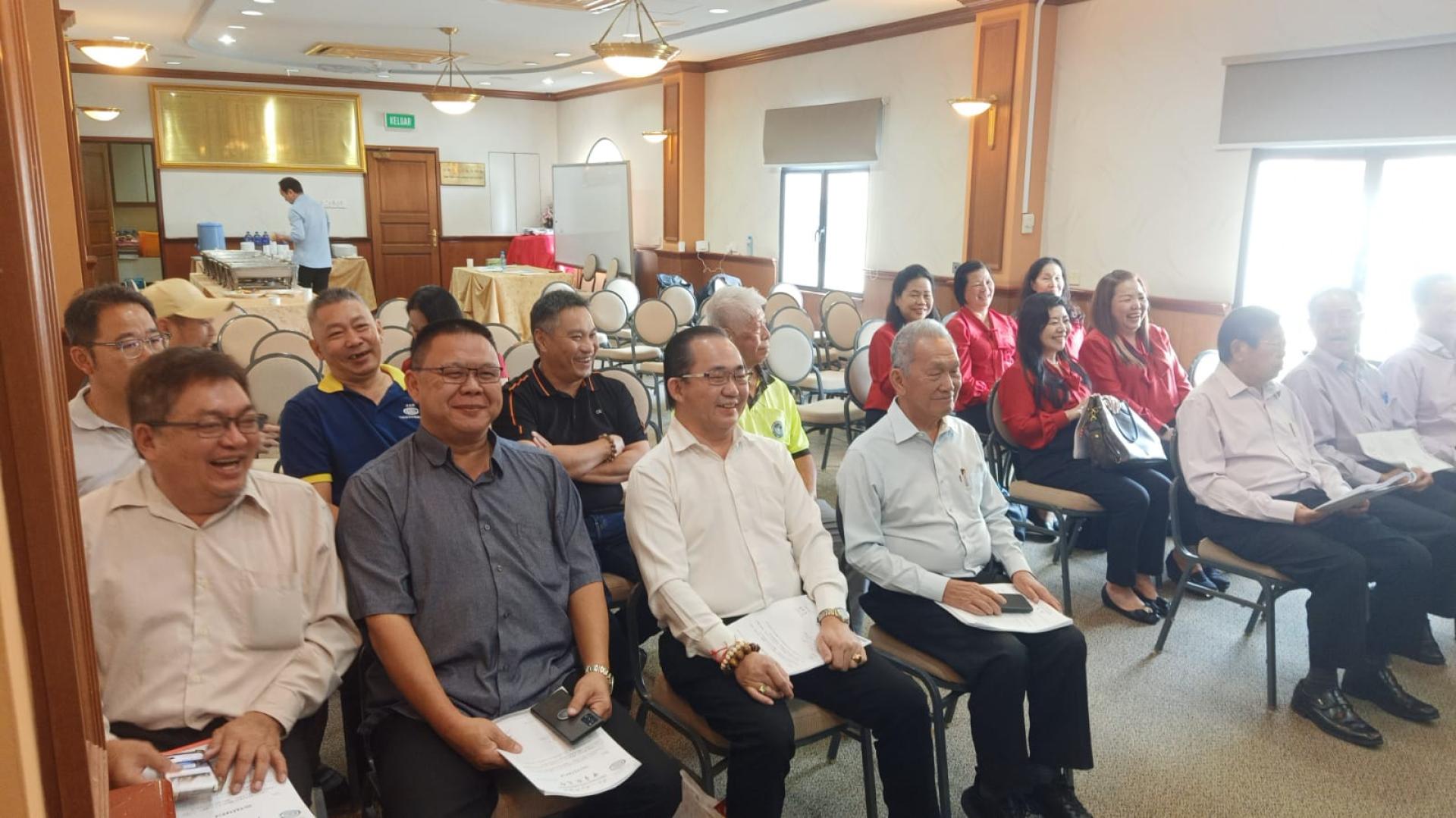 出席会员大会的商理理事与会员