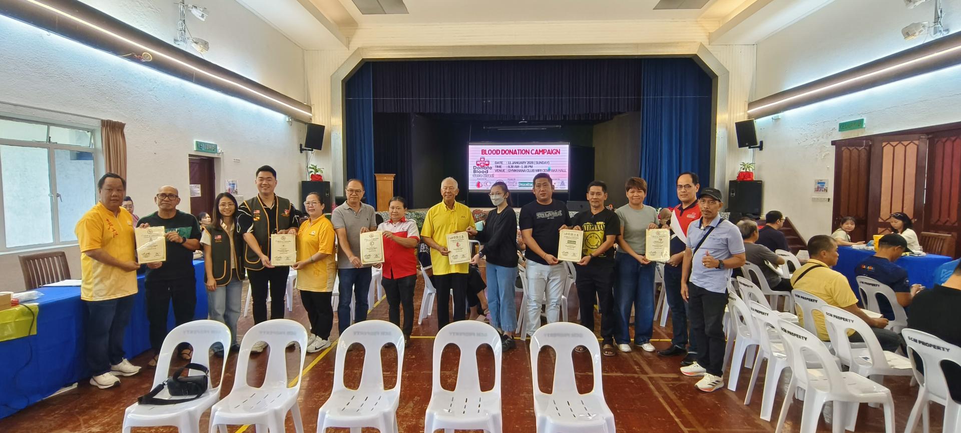 砂拉越旅游部副部长拿督陈超耀（右7）聯同全体聯辦單位移交感謝狀予協辦單位及贊助商等人合照。