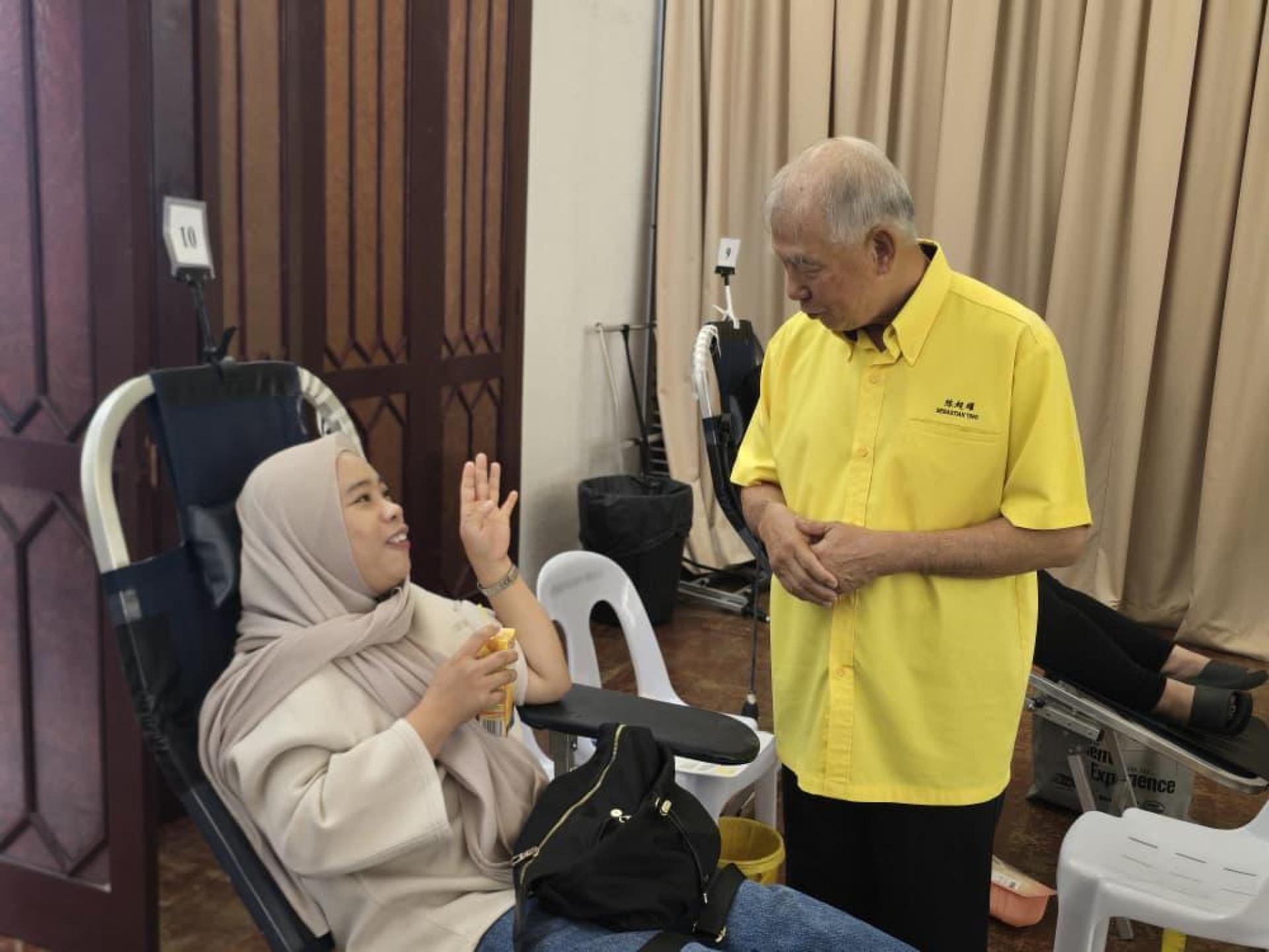 砂拉越旅游部副部长拿督陈超耀与捐血者交流。