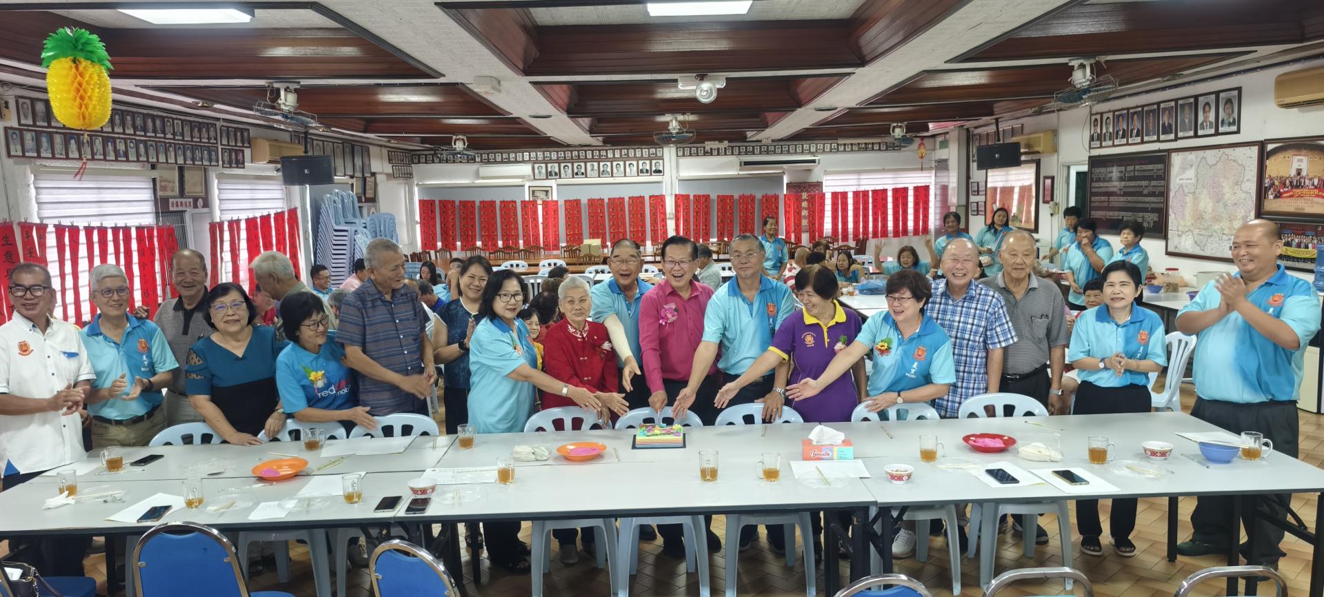 砂拉越交通部长拿督斯里李景胜（右8）出席美里省河婆同乡会乐龄组聚餐及庆生会生，并一同进行切蛋糕仪式。