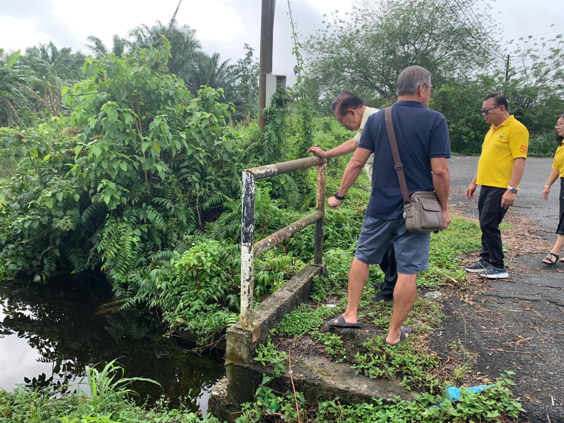 拿督斯里李景胜与服务中心团队前往史纳汀地区多处近日发生水灾的地区巡视。