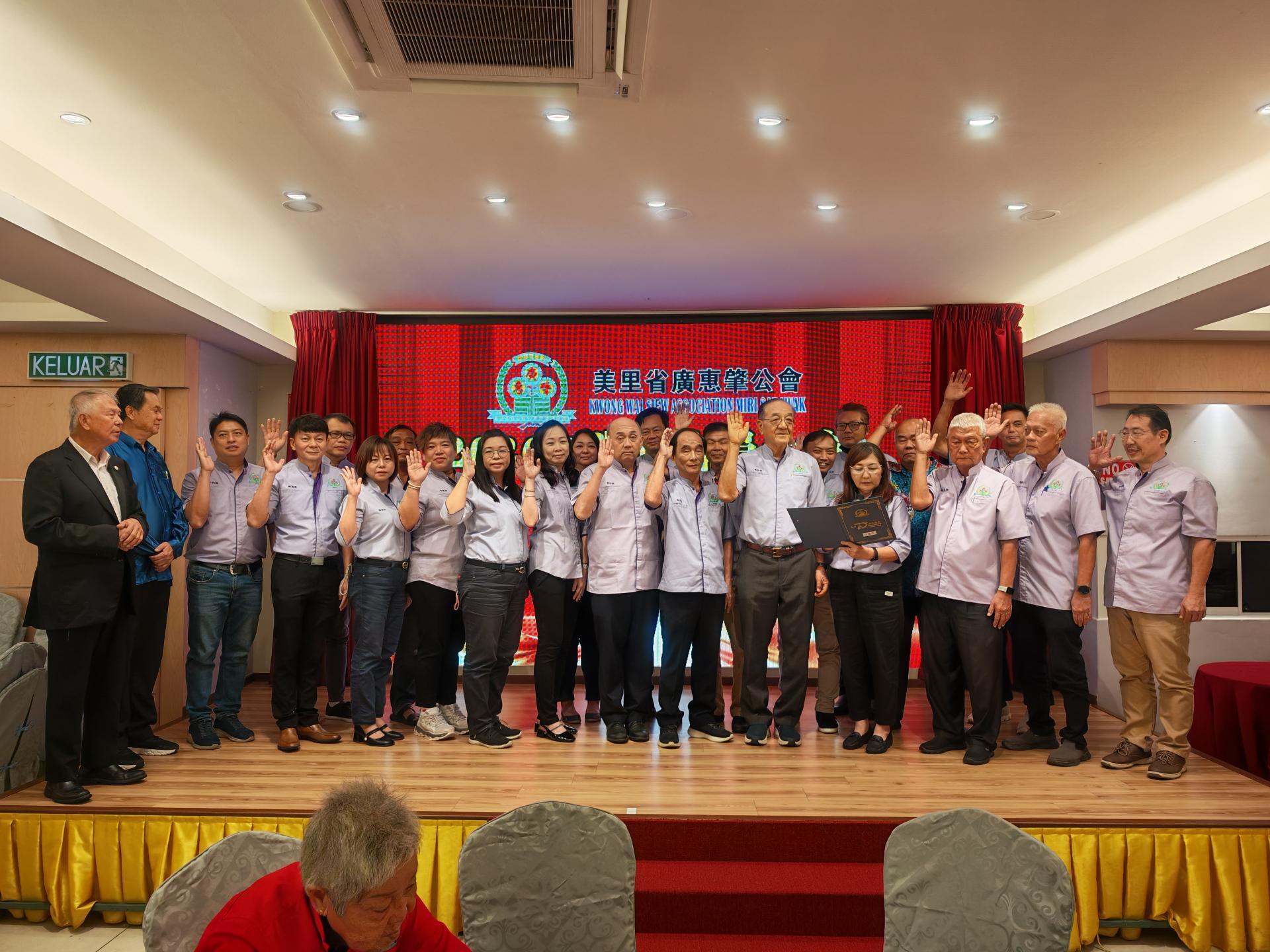 拿督陈超耀（左）以主宾兼监誓人身分，主持美里省广惠肇公会2026至2027年度理事宣誓就职仪式。左2为名誉会长本曼查冯兆明。