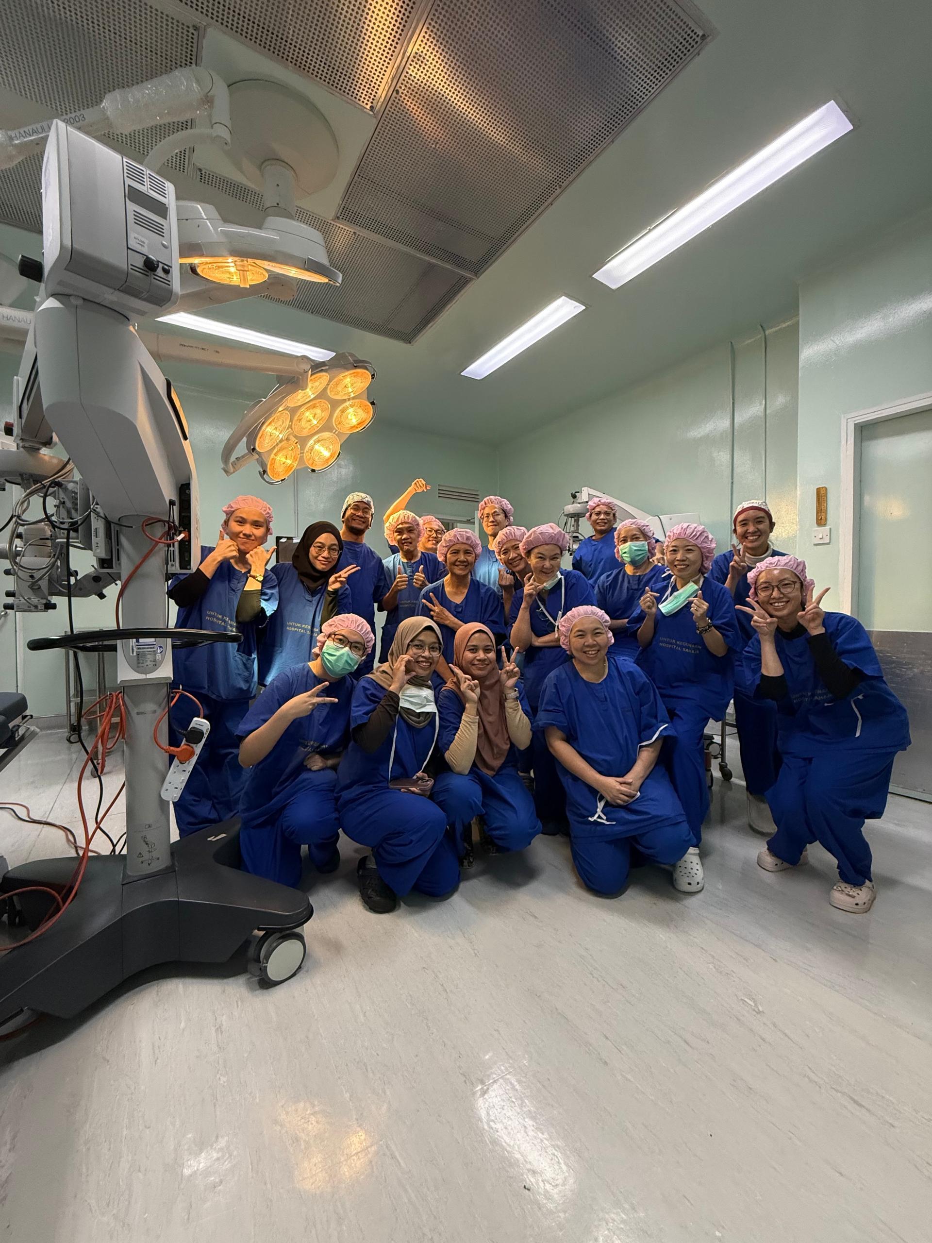 慈济雪隆眼科团队，与美里医院及私人医院医护人员共同接力，在美里医院进行3天义诊，为130名病患进行白内障手术，让他们恢复光明。