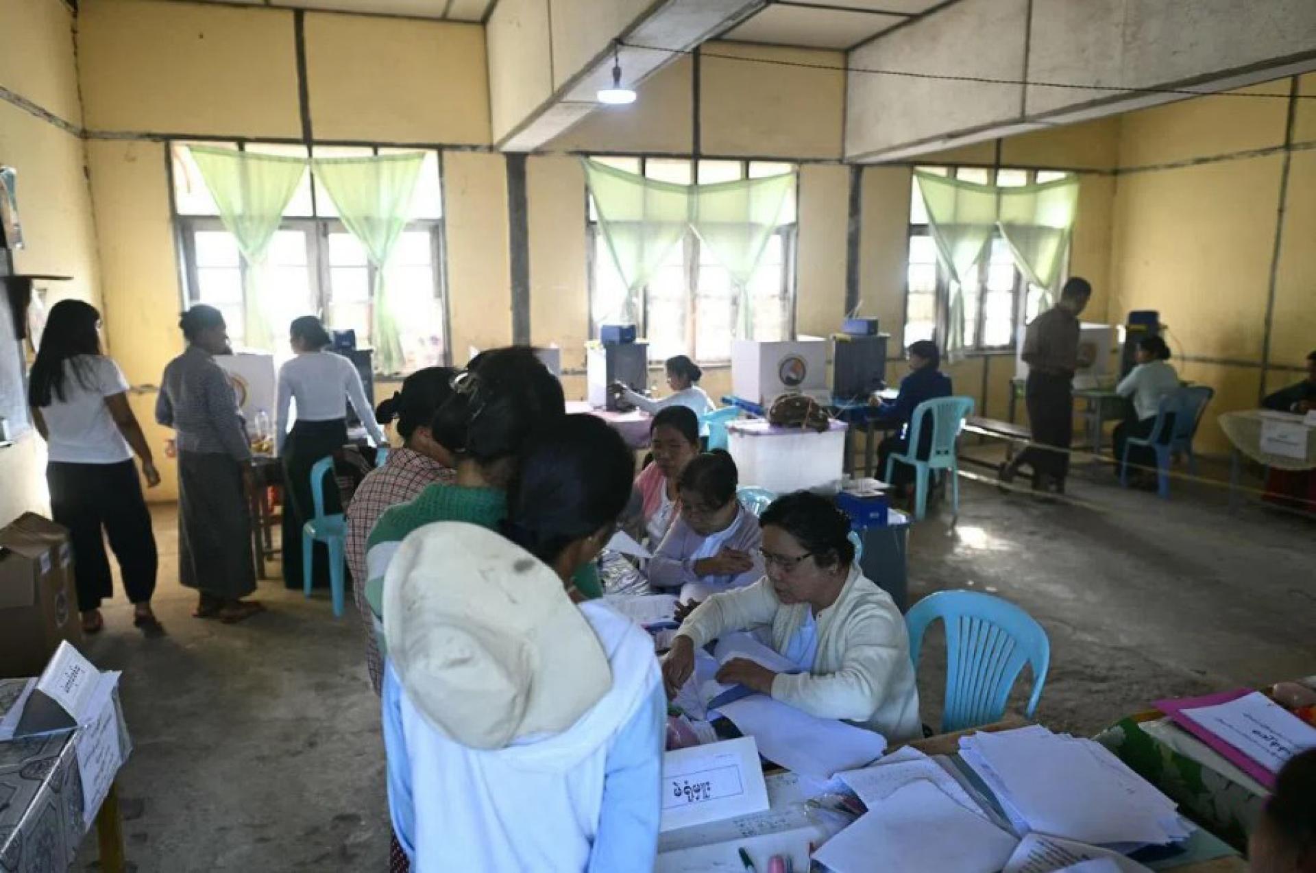 缅甸大选第二阶段投票的地方包括民主领袖翁山淑枝的家乡仰光高穆，翁山淑枝曾是高穆区国会议员。当地选民星期天（1月11日）一早就前往投票站排队投票。