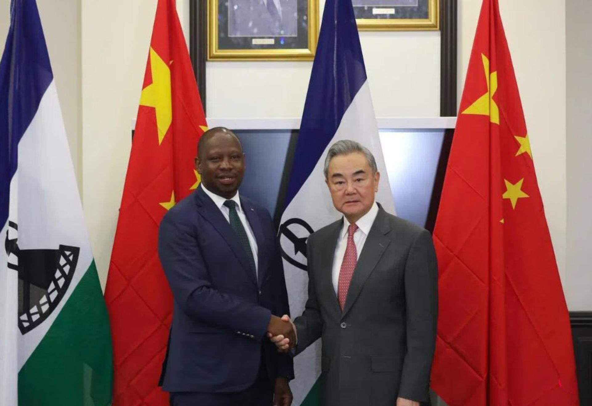 中共政治局委员、中国外交部长王毅（右）当地时间上星期六（1月10日）在莱索托首都马塞卢同莱索托外交部长莱乔内会谈。