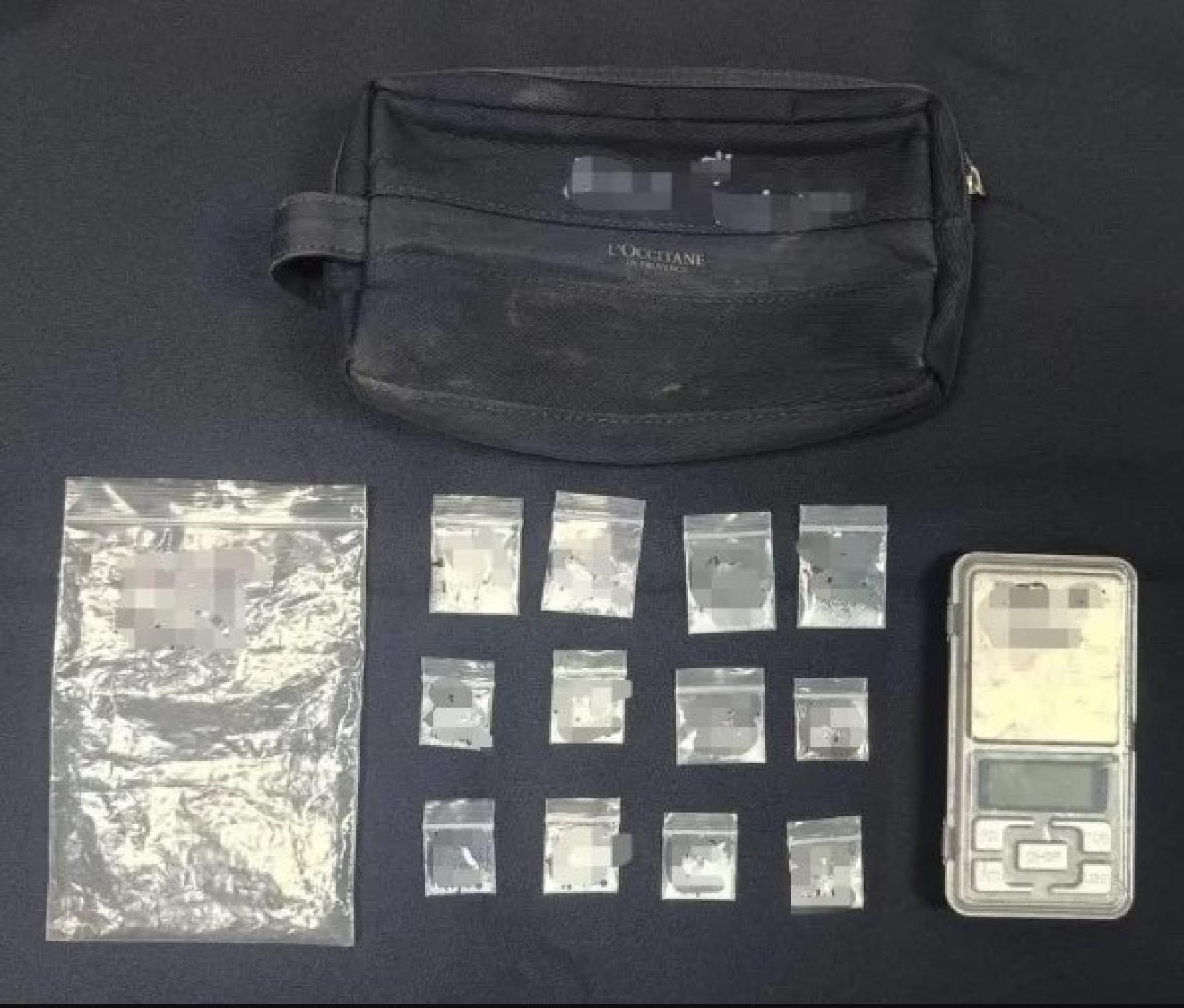 缴获的12包塑料小包，疑似甲基安非他命，总重6.23克，价值约685令吉。