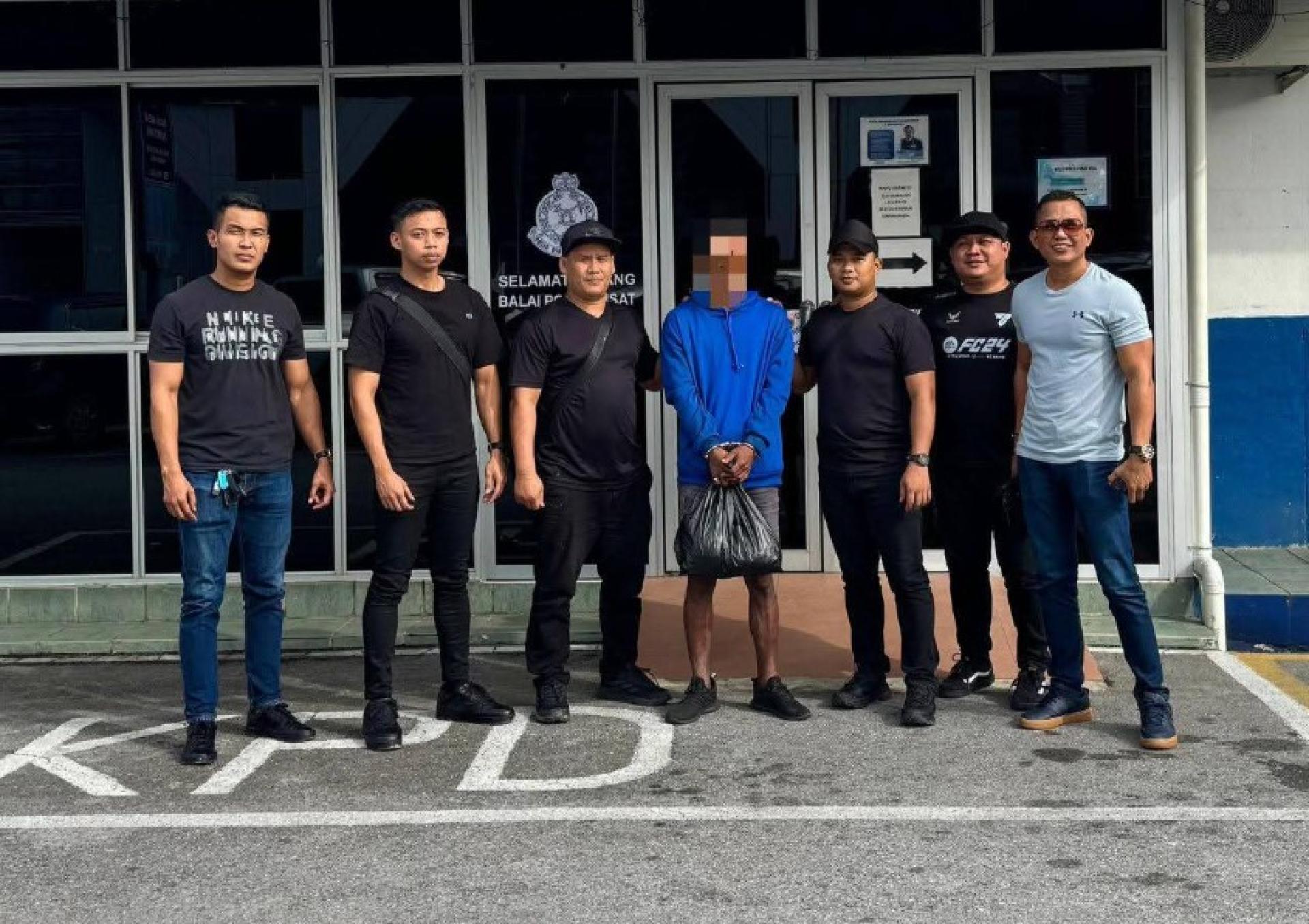 被捕嫌疑人（中）。