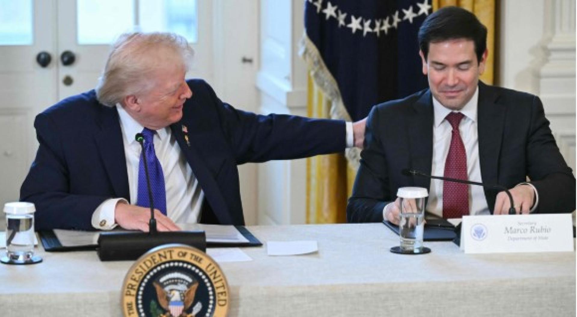 卢比奥（右）是古巴移民之子，1971年出生于佛罗里达州迈阿密。其父母在1950年代逃离古巴。左为特朗普。