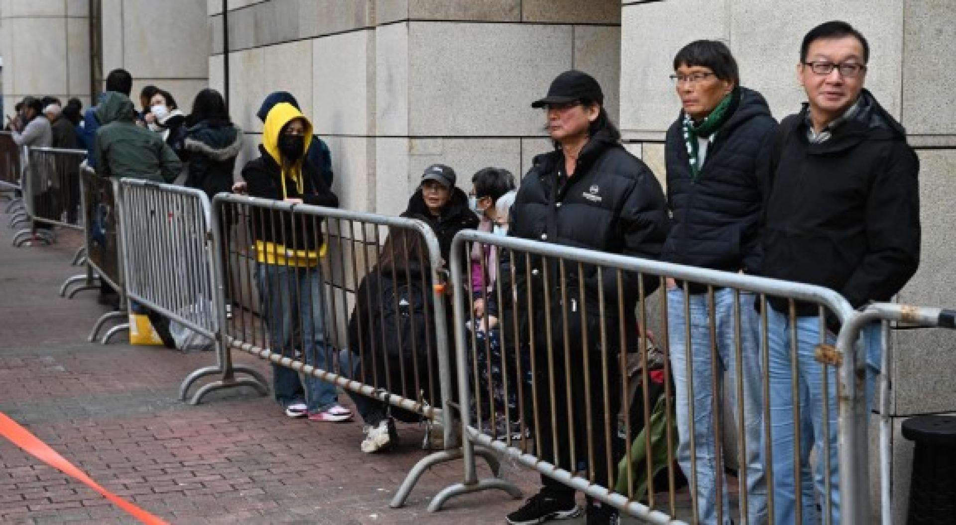 公众排队等候加入公众旁听席。