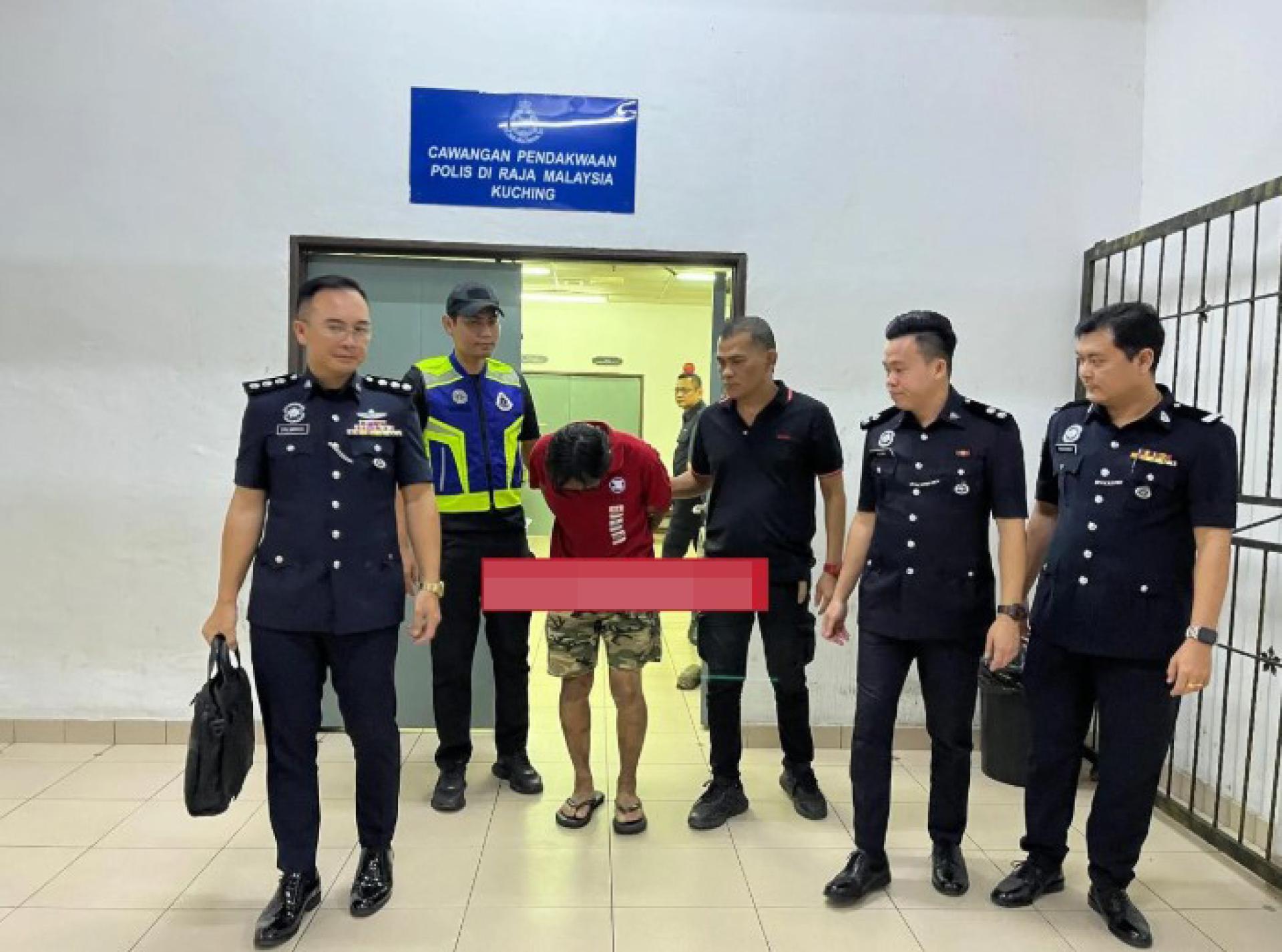 被告在警员押解下进入第3地方法院庭审室。