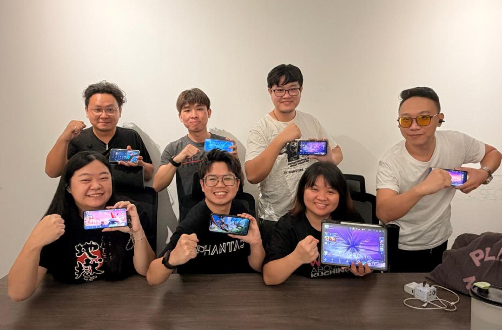 美里创启协会日前集结一群热爱电子竞技的年轻人成立“电竞兴趣组”。前排中为美里创启协会会  长陈意豪。