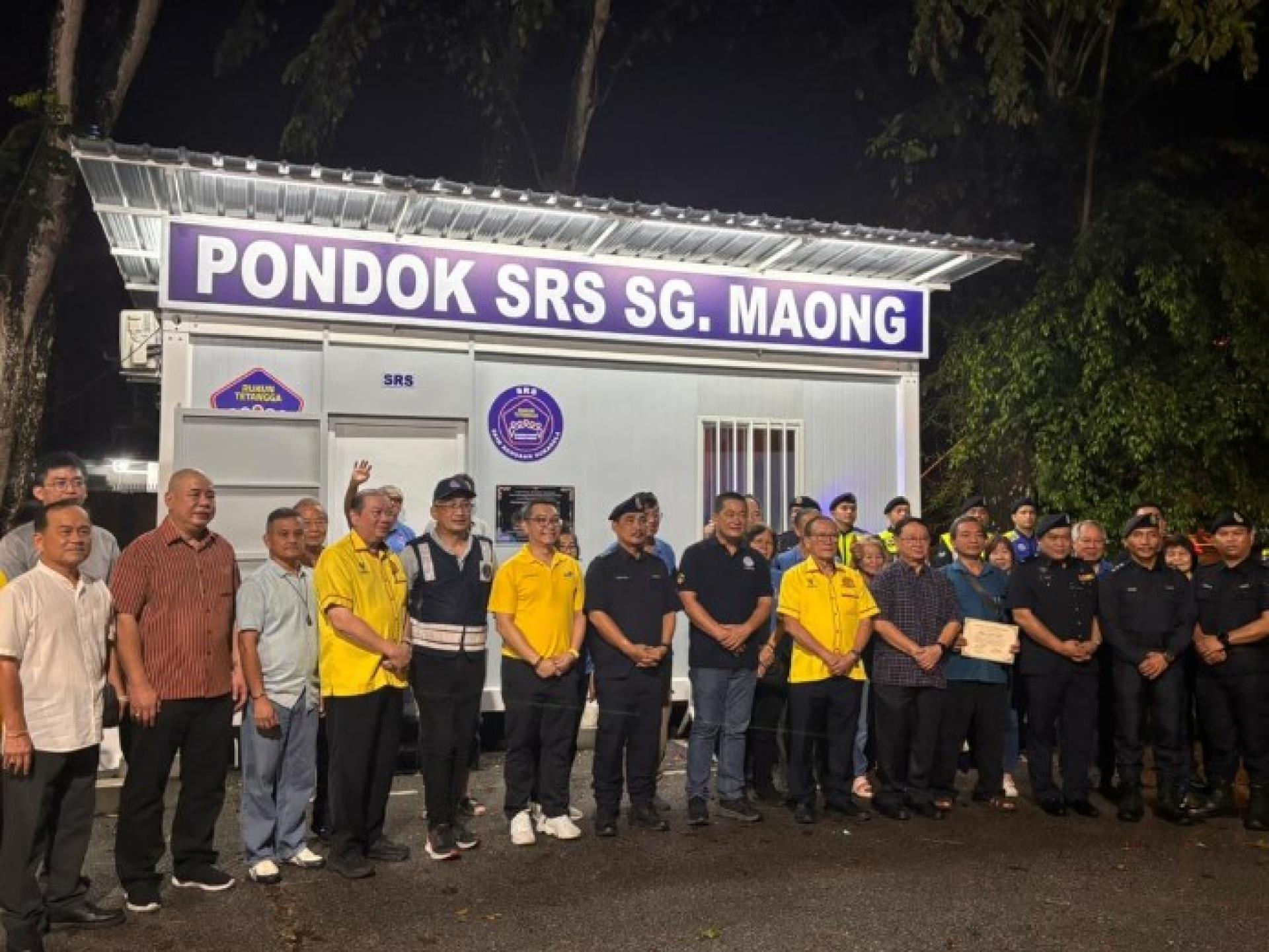 施志豪为盐柴港SRS凉亭揭牌。