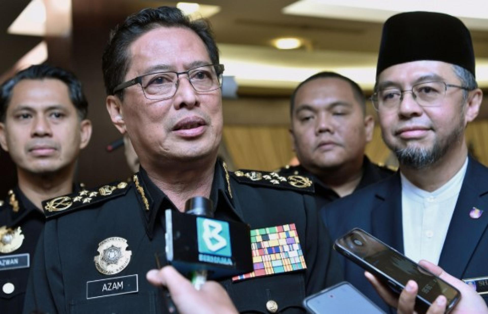 阿占巴基相信匿藏国外的罪犯，终有一天会缉拿回国。