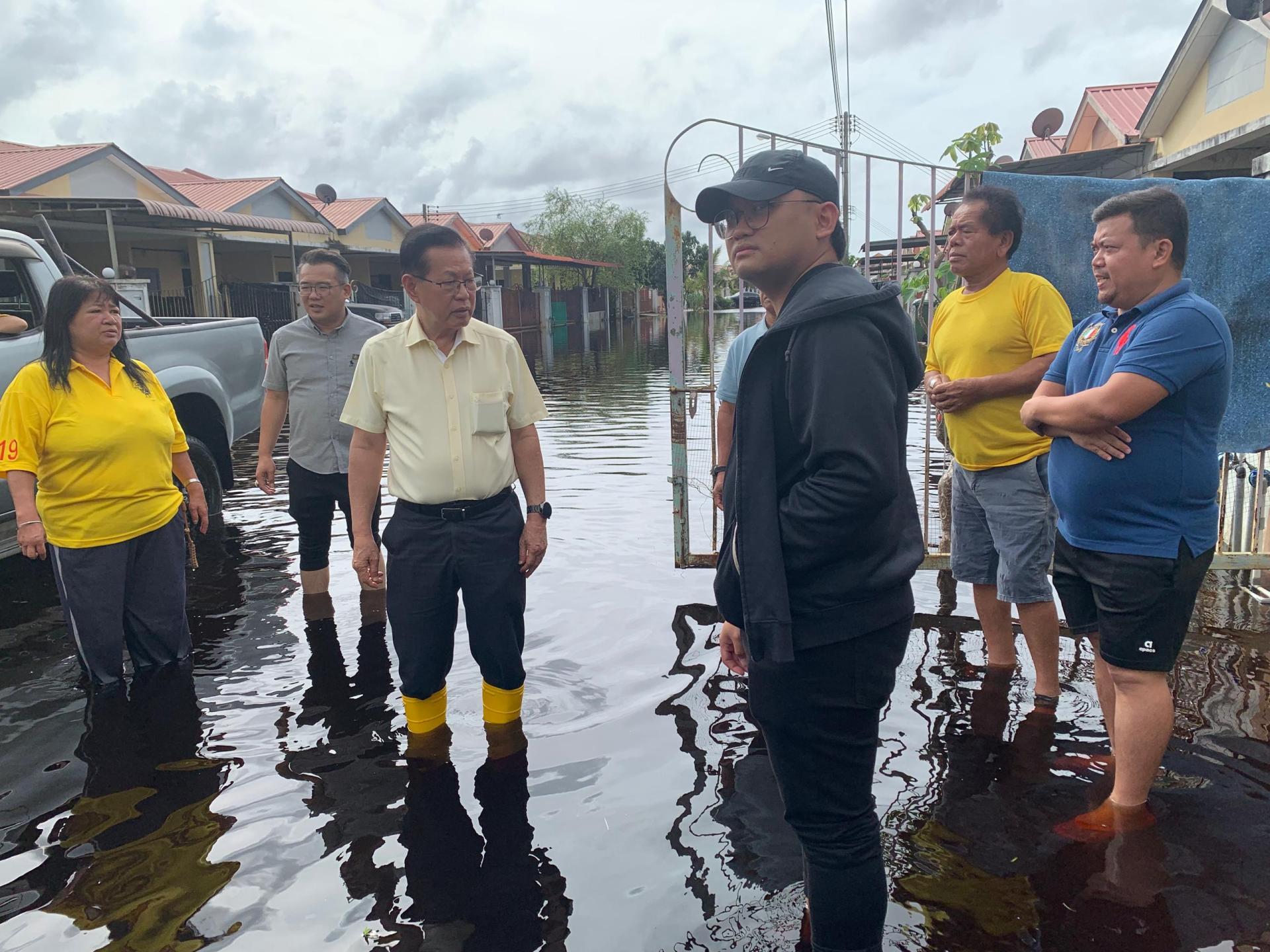 砂拉越交通部长兼史纳汀区州议员拿督斯里李景胜（左3）巡视史纳汀区水灾情况。