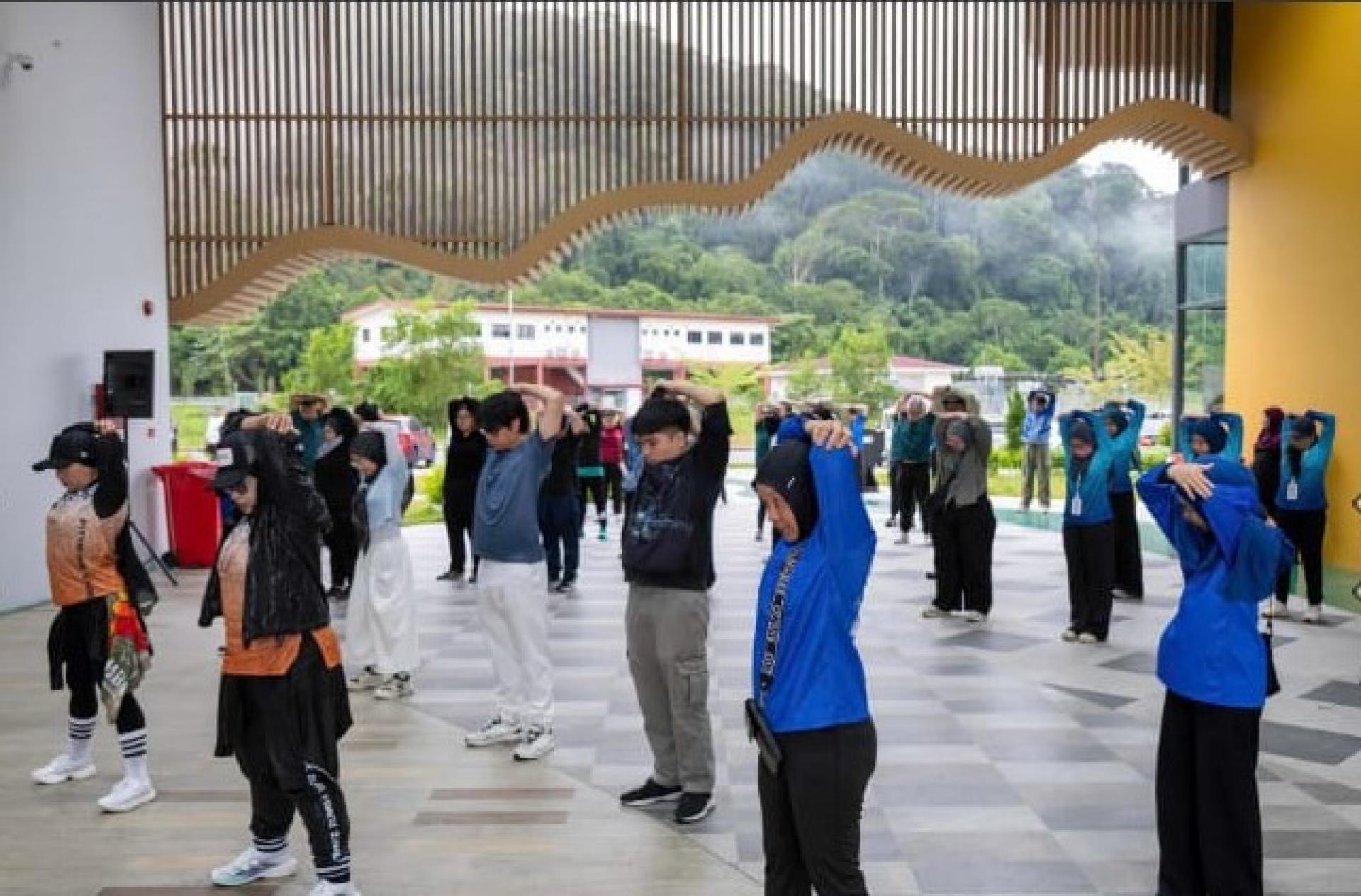 出席者进行热身运动