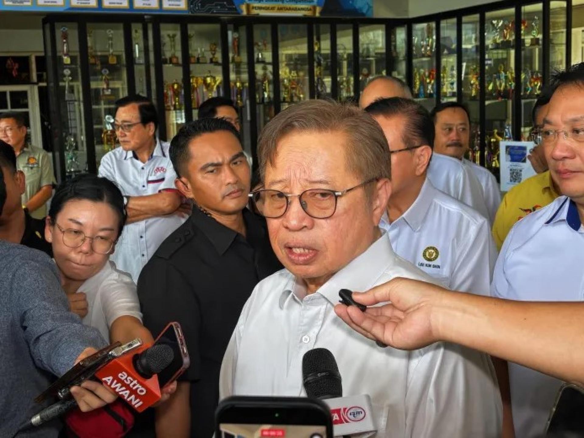 阿邦佐哈里在2026年1月12日出席SJK Chung Hua No. 6免费校车计划及智慧教室计划启动仪式后接受记者采访。