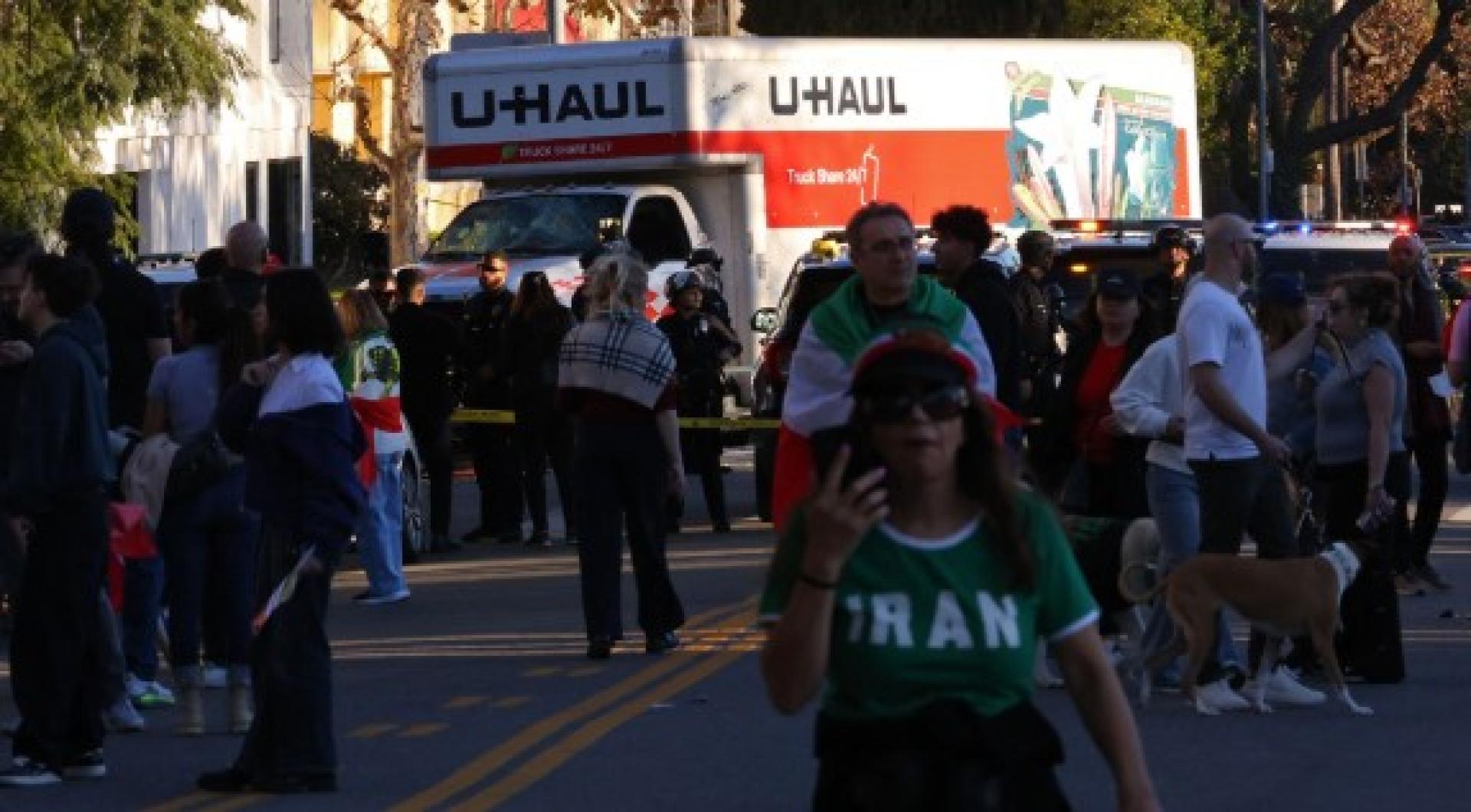 一辆轻型卡车冲向人群。