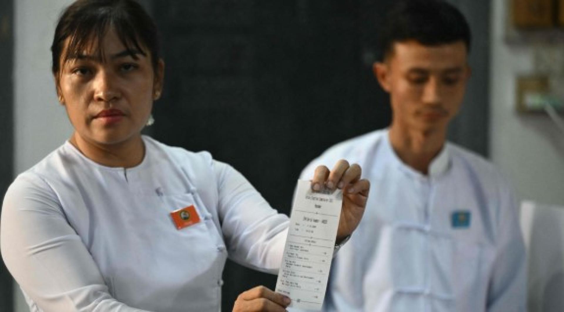 11日第二阶段投票结束后，缅甸联邦选举委员会成员在仰光的投票站清点选票。