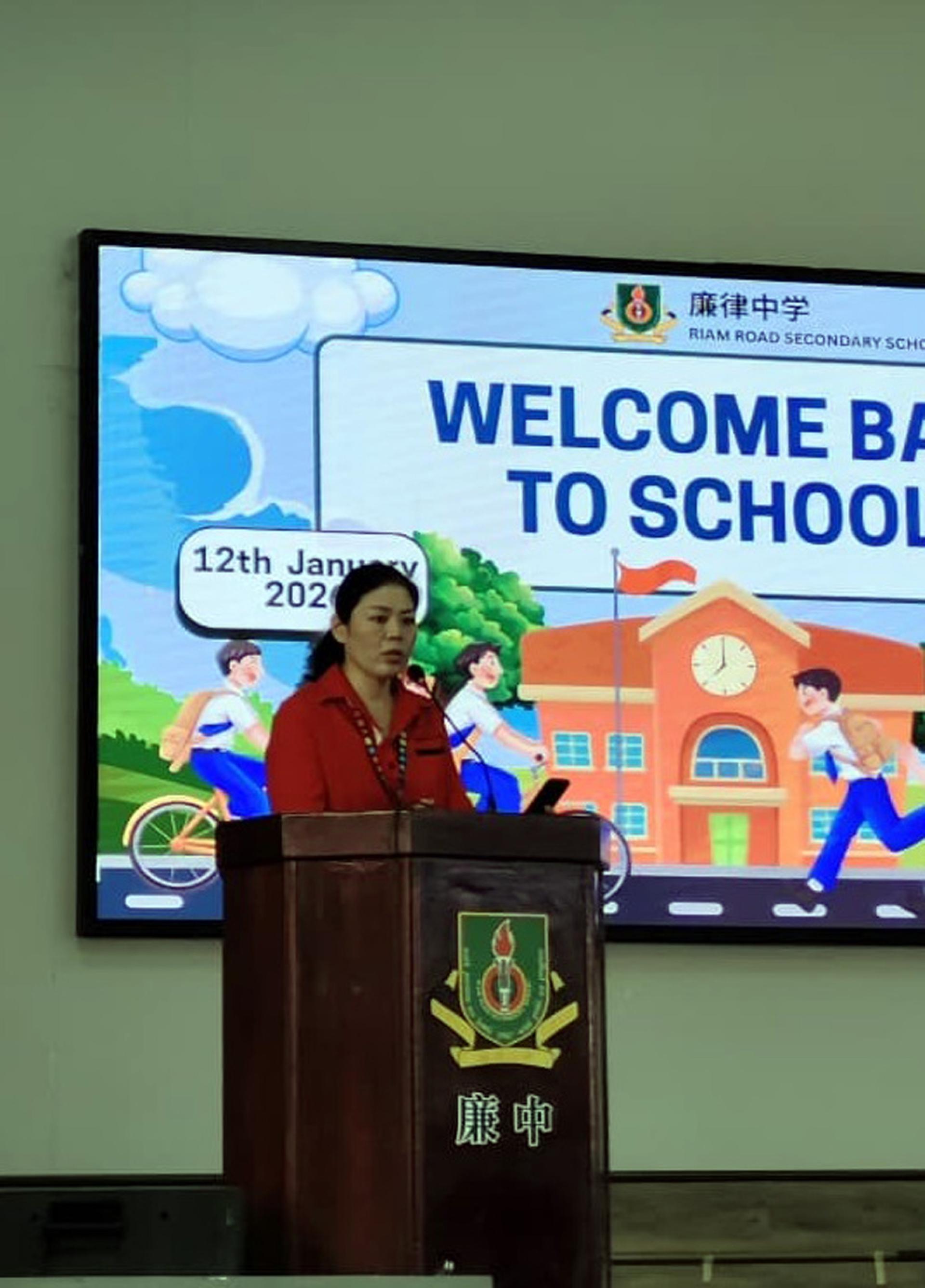 廉律中学校長江佩娟於開學週會致詞。