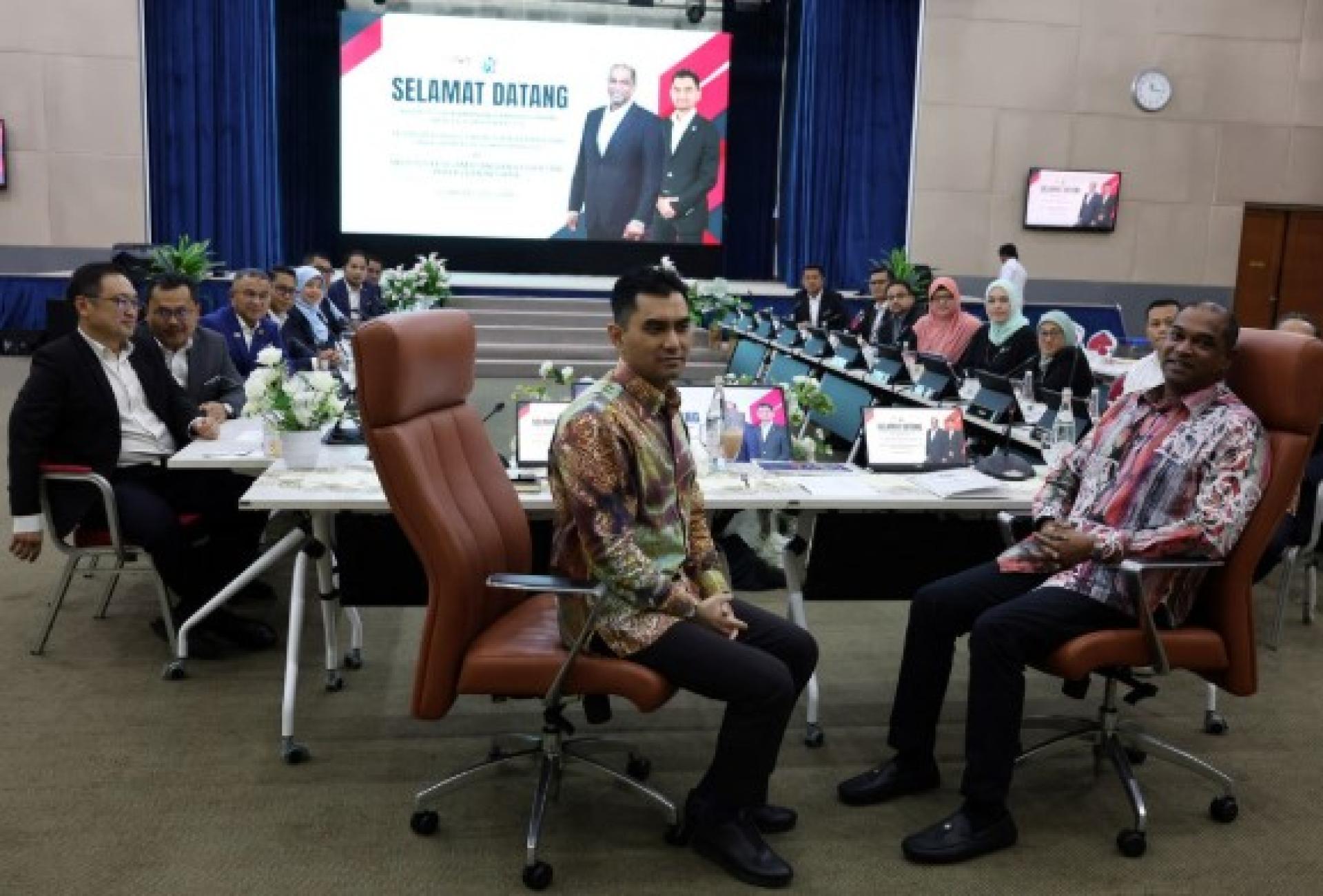 拉马南（右）到访职业安全与卫生机构，并出席配合此次官方访问举行的简报会。陪同出席的还有其副部长拿督凯鲁尔菲道斯（中），以及NIOSH主席张健仁（左）。