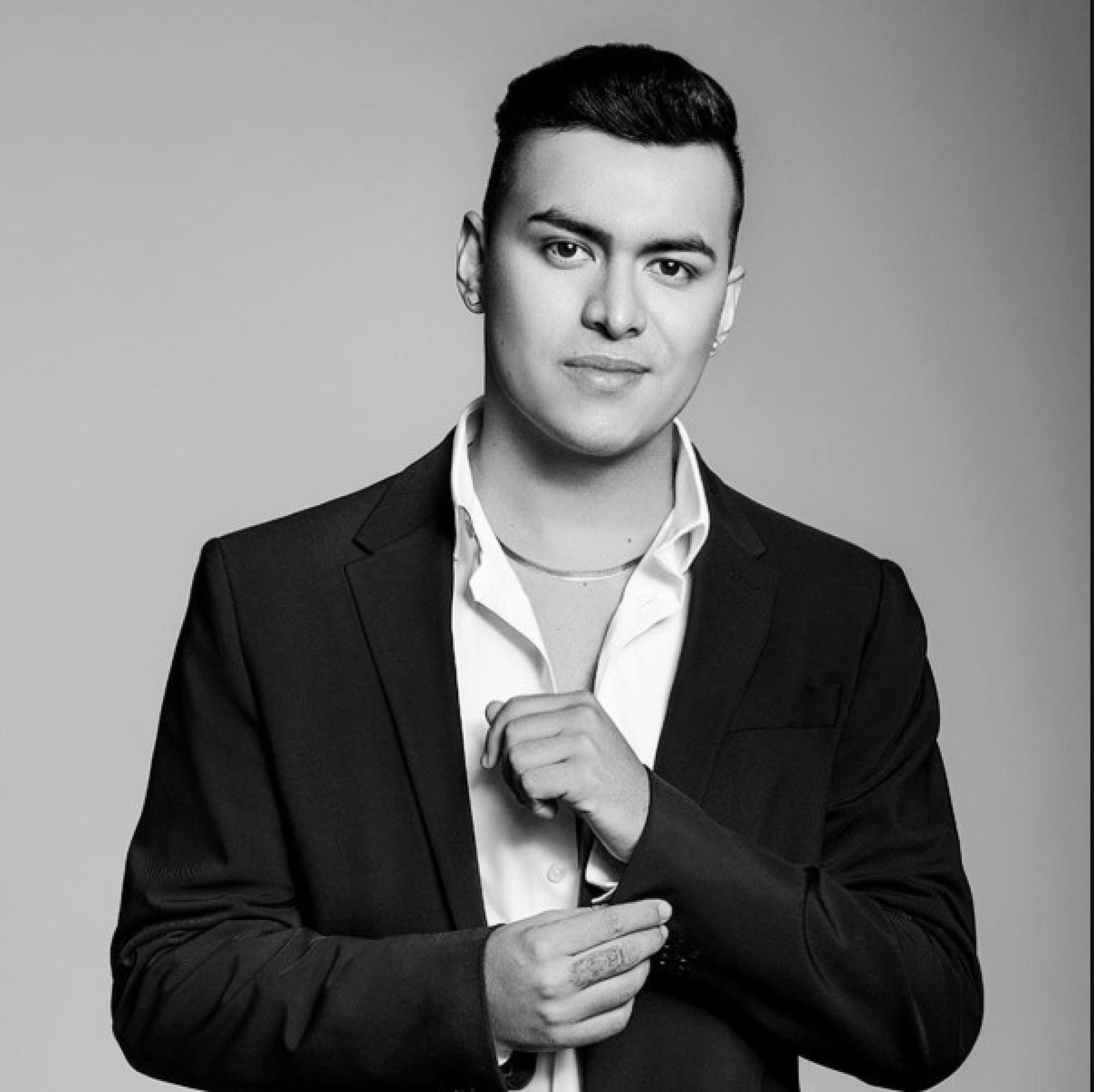 希门尼斯是哥伦比亚最具代表性的民间流行音乐歌手之一，自7岁起便展现音乐天赋。