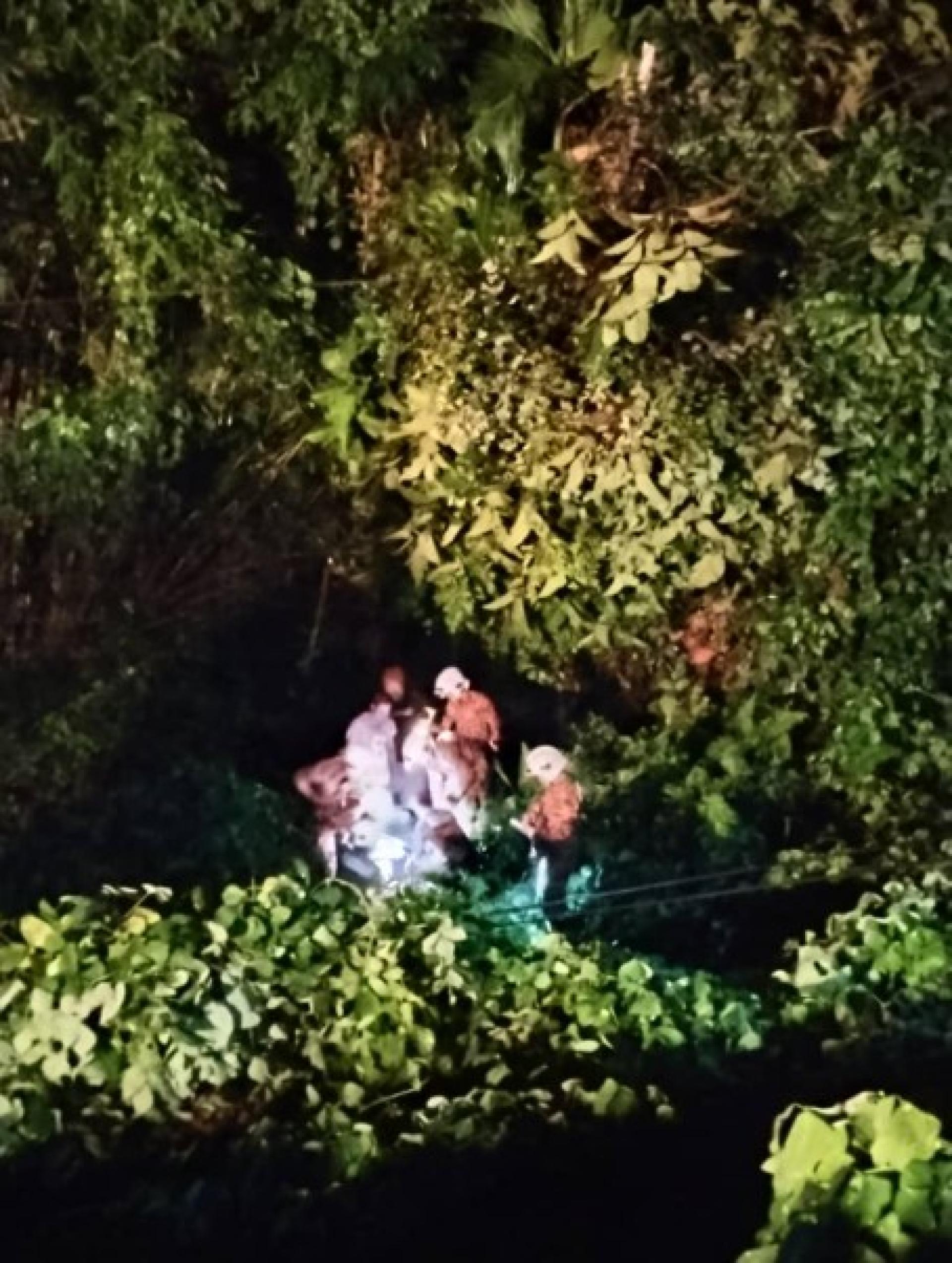 消拯人员在西连—实文然路事故现场，协助将受伤者从损毁车辆中救出。