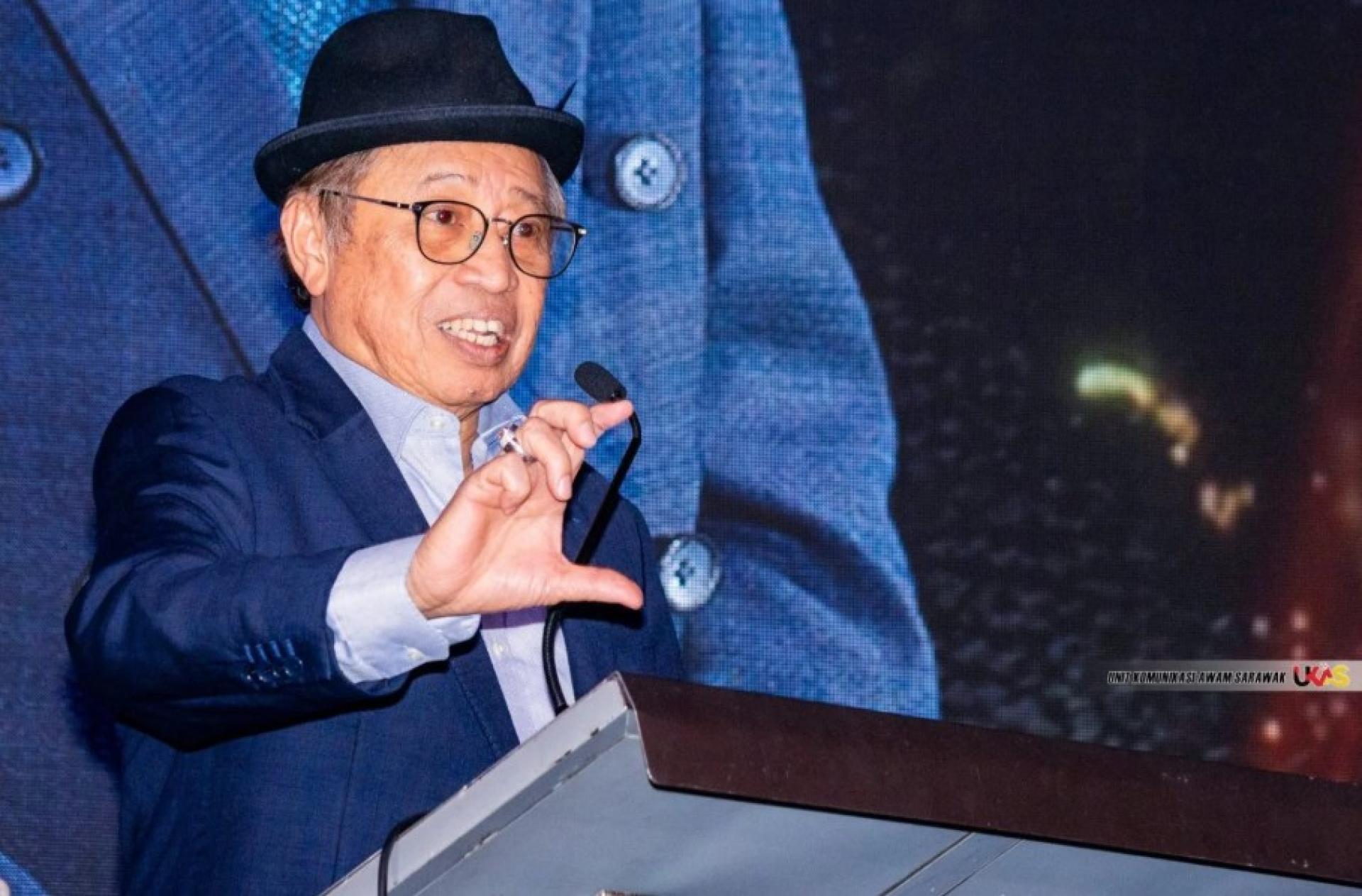 阿邦佐哈里发表讲话。