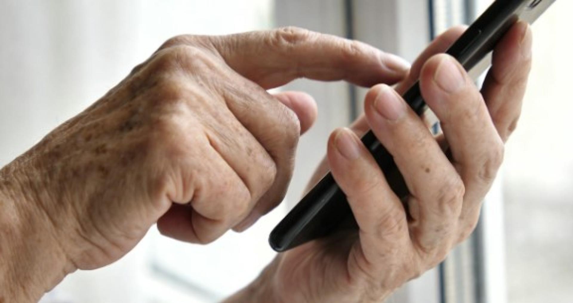 一名70多岁慢性病患者误信AI广告，花费约20万新台币（约2.5万令吉）购买不明药物，服用后反而导致水肿恶化，最终住院治疗。（AI示意图）