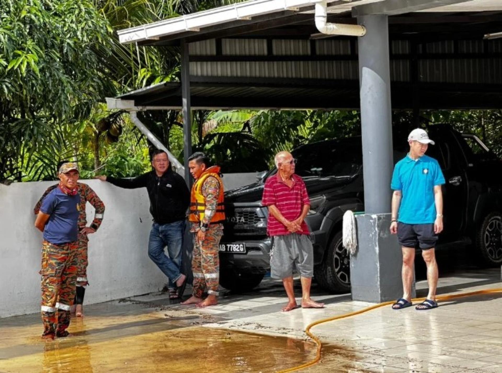 民都鲁国会议员服务中心官员巡视Gem Park其中一户居民住家的情况。