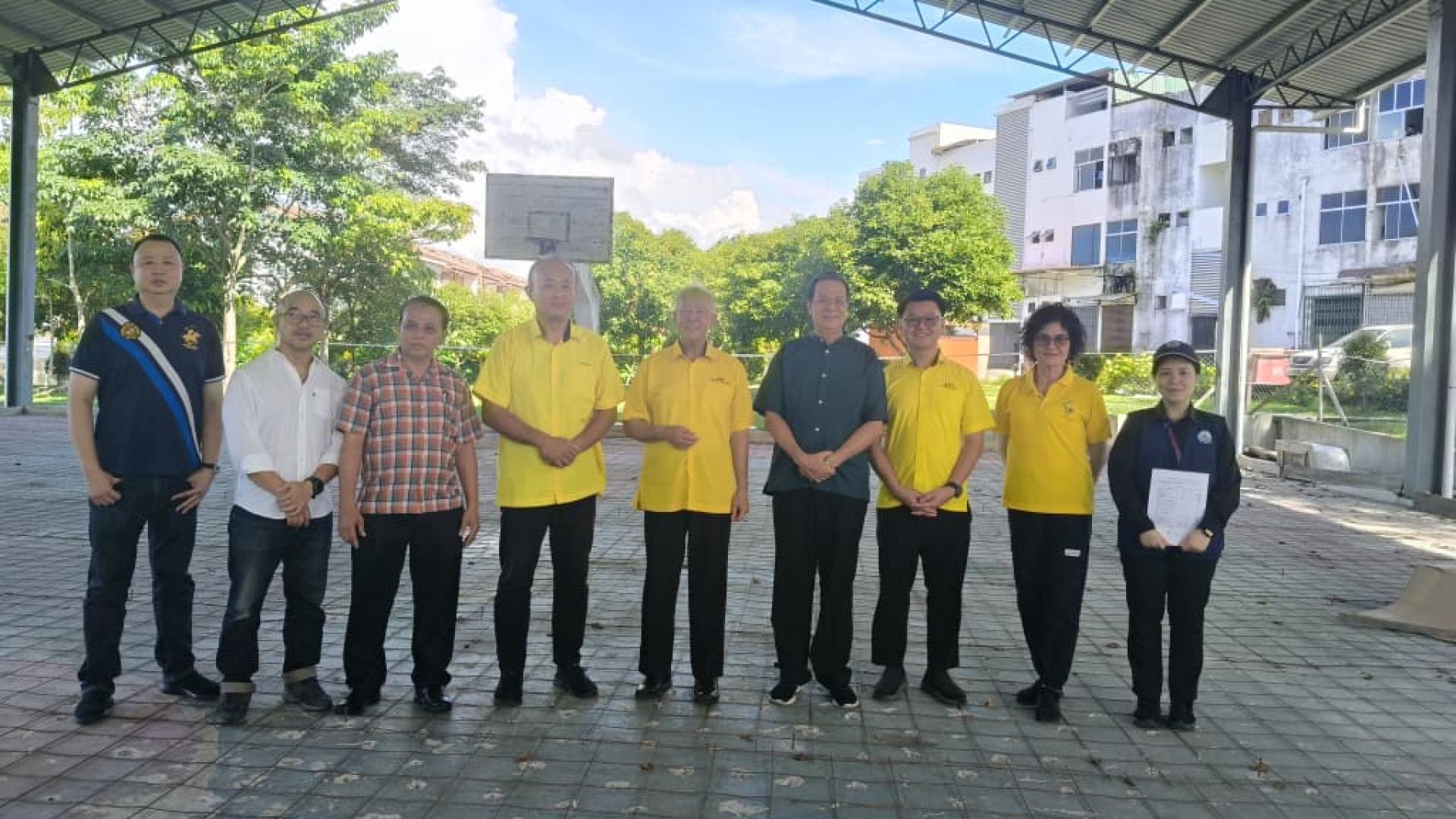 砂拉越旅游部副部长拿督陈超耀（右3）向相关单位了解工程进度。