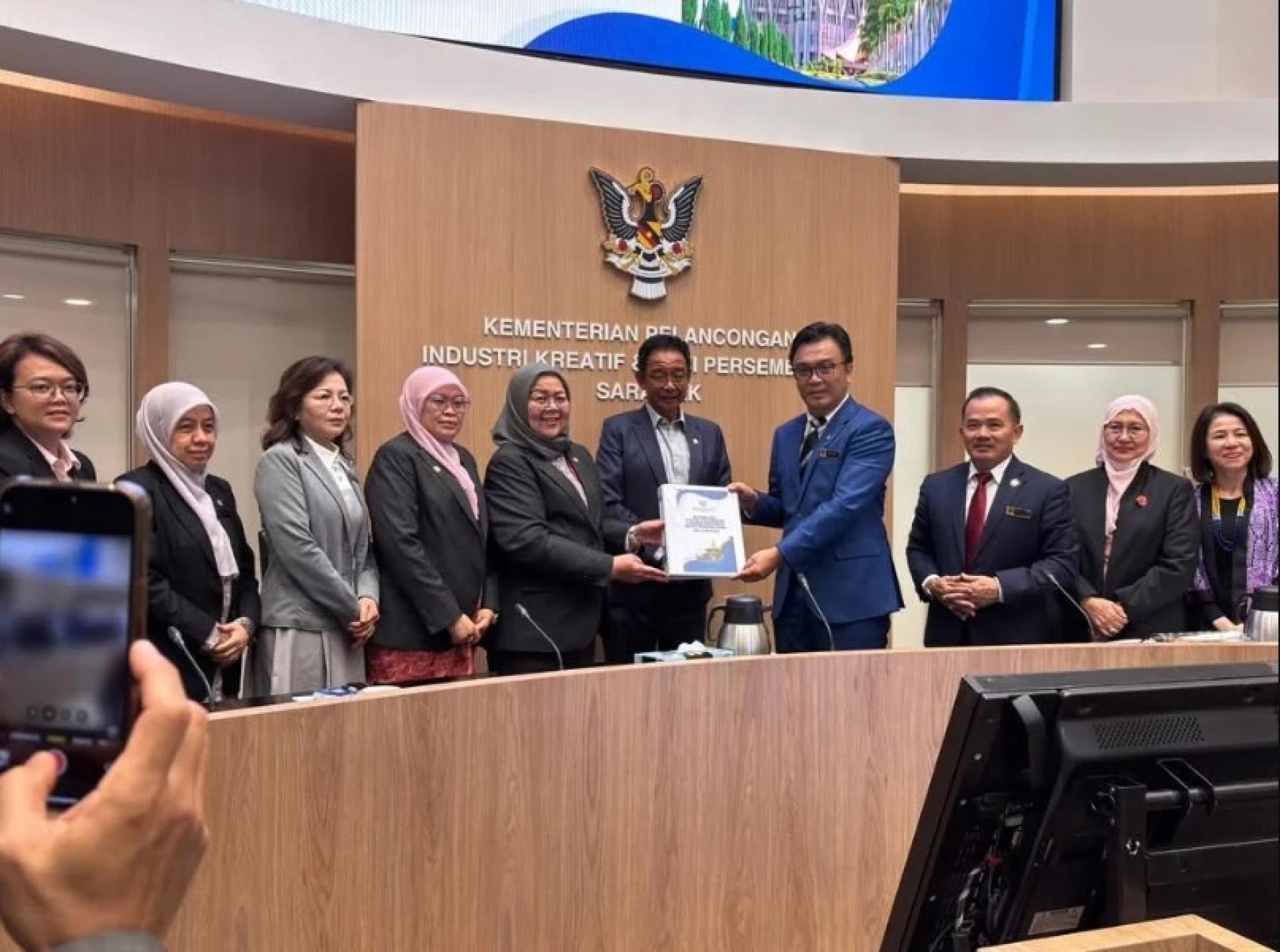 阿都卡林（中）见证谢丽娜（左5）与莫希迪（右4）之间的交接仪式。