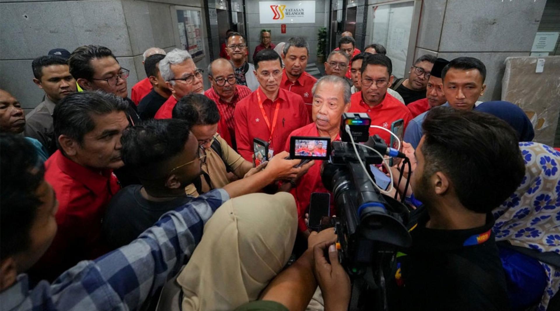 慕尤丁在周一晚主持党最高理事会会议后向媒体发表谈话。