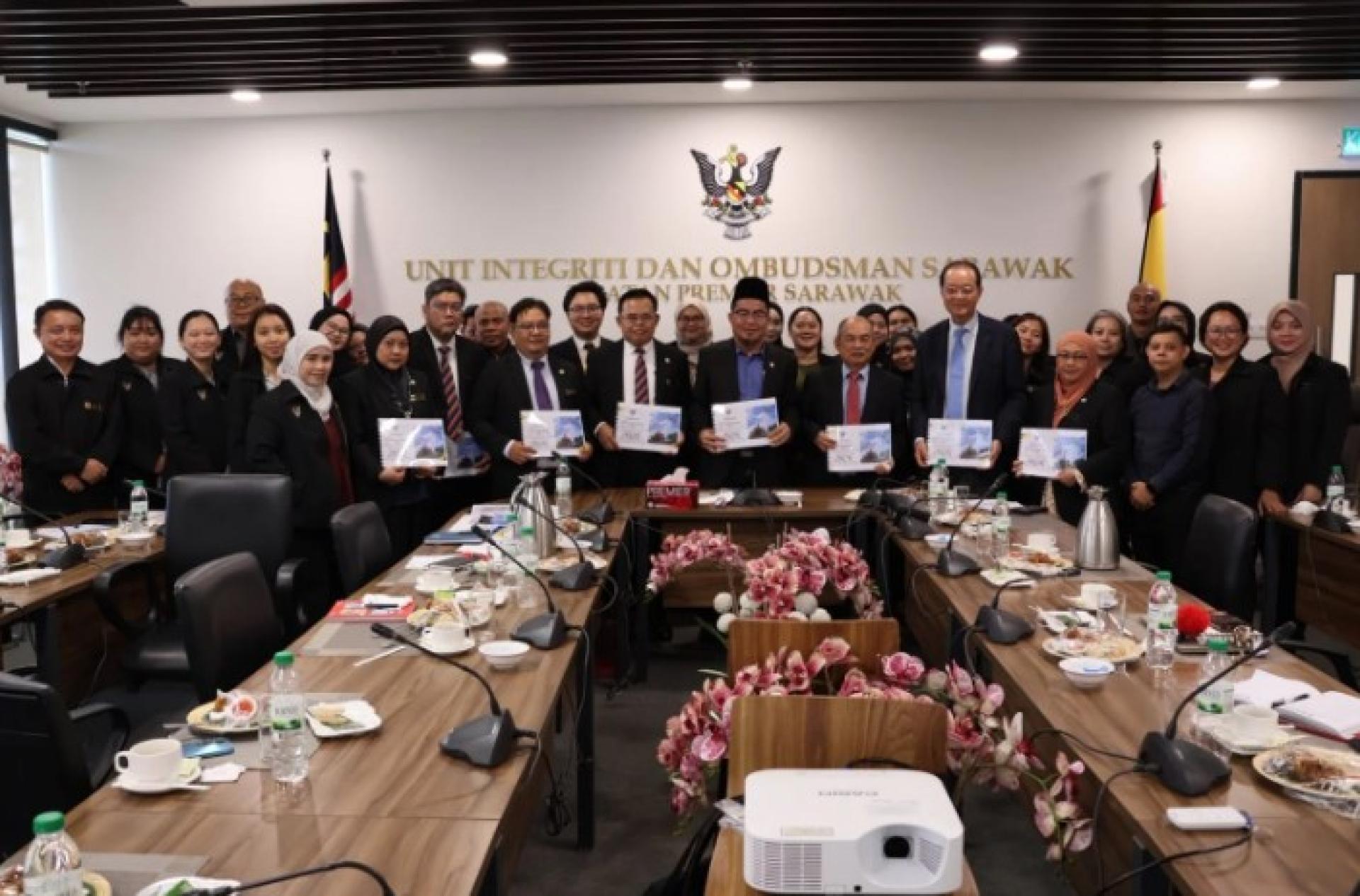 拿督穆尔希德与贵宾合影。