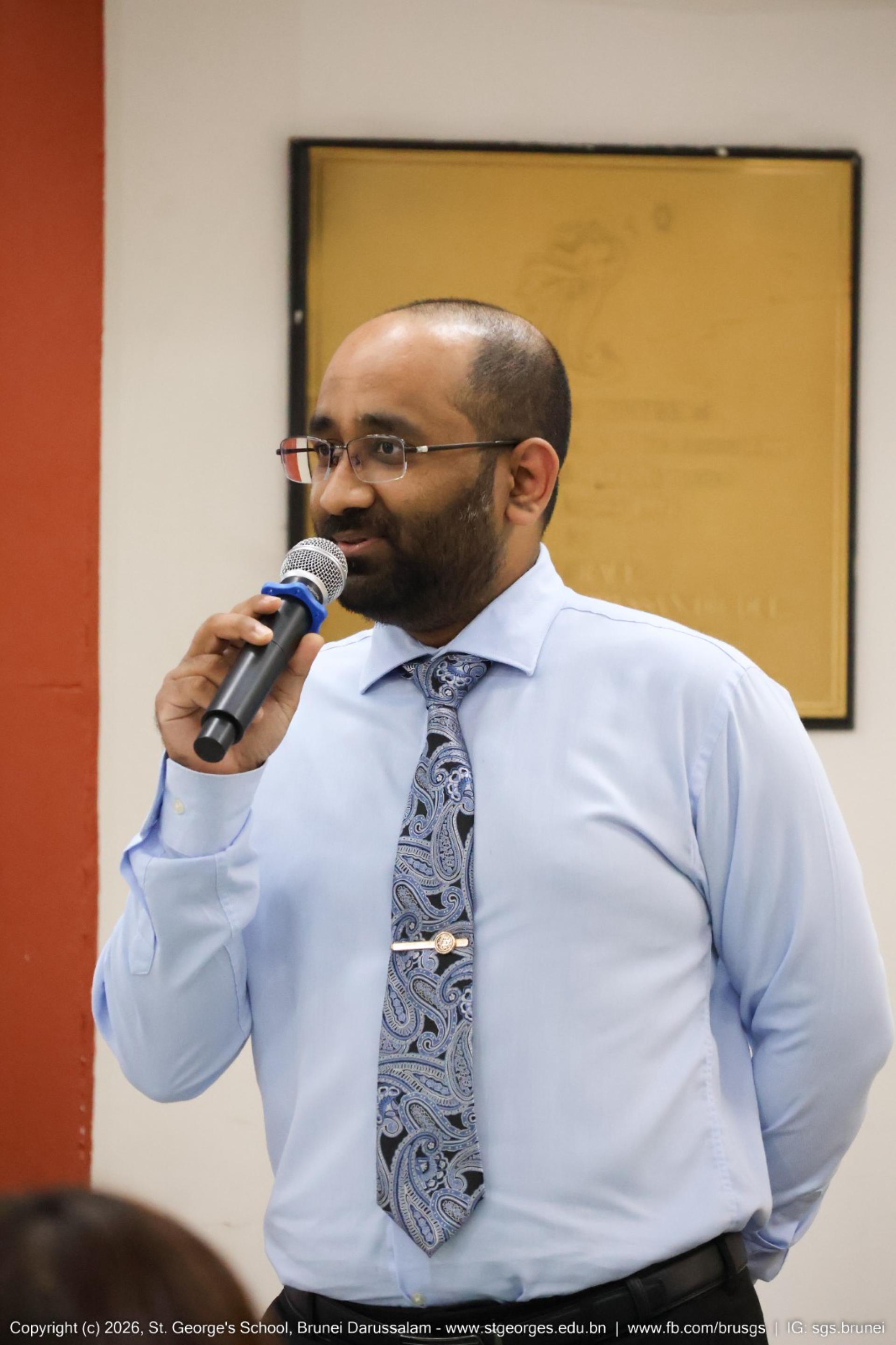 副校长陆士曼在会上致词