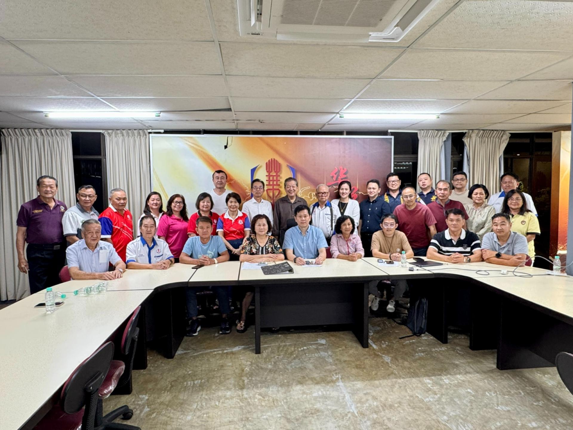 美里省华总理事在2026年第5届拿督斯里李景胜博士挑战杯北砂区中小学暨公开挥春比赛会议上合影。坐者左5为会长许信隆；右4为筹备会主席许美链。