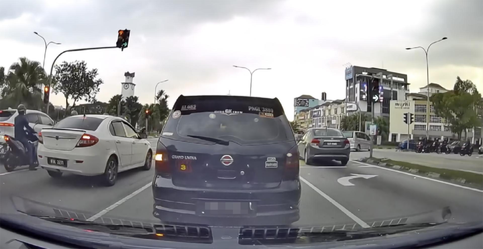 一辆想要直行的轿车直接在右转道停下来准备插队，结果被后方的车辆不停鸣笛，最终放弃直行。