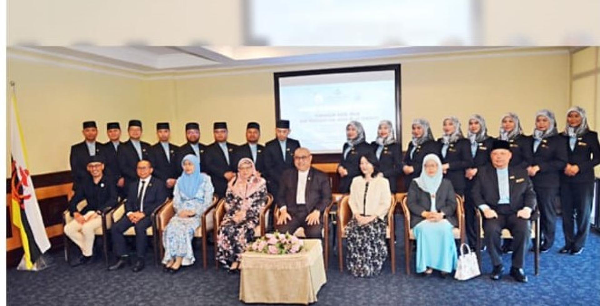 文化、青年及体育部长拿督纳兹米与代表团员合影