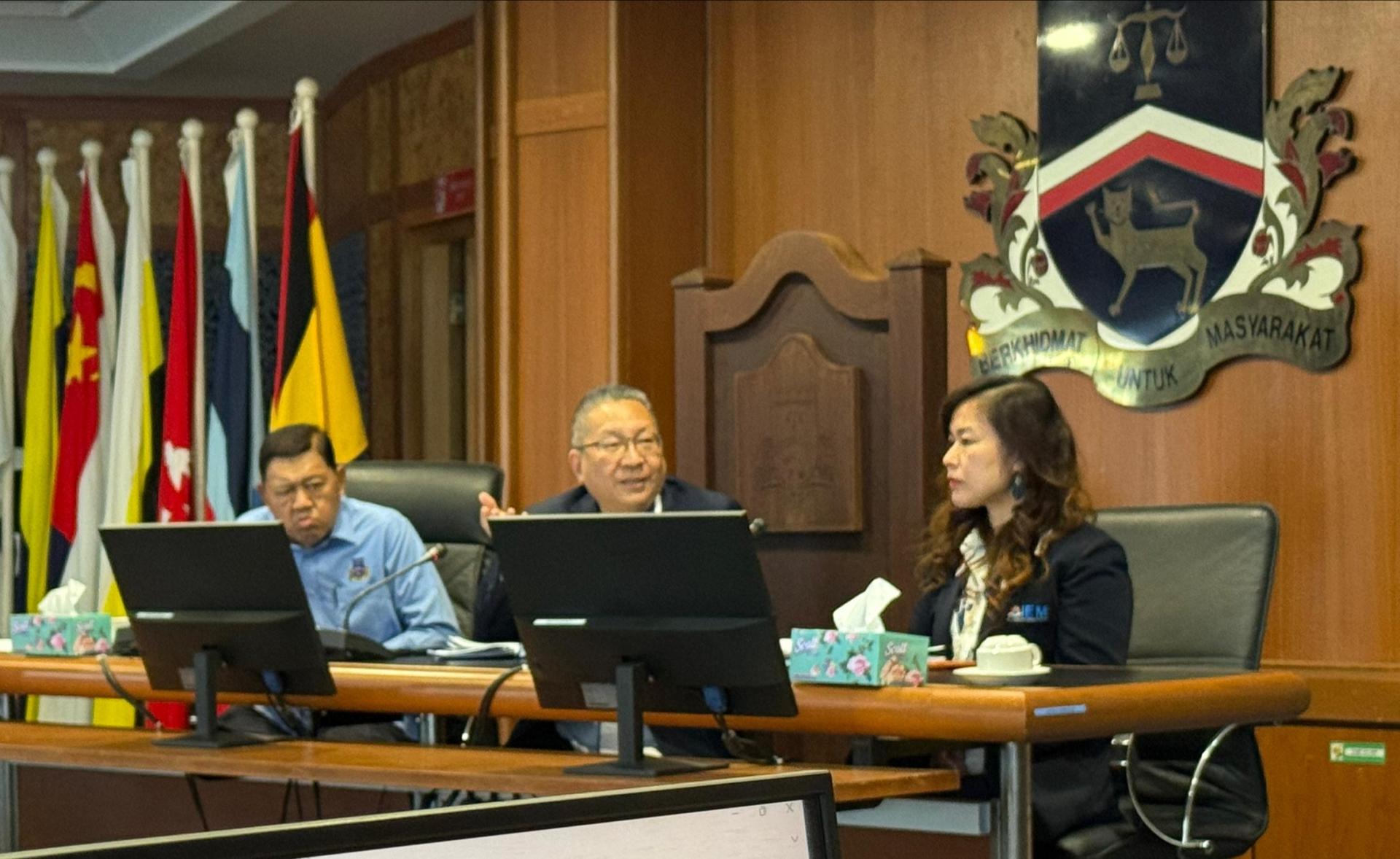 南市市长拿督黄鸿圣（中）表示该局将成立一个专门工作组，以加强协调并推进浮罗岸历史建筑的保护工作。