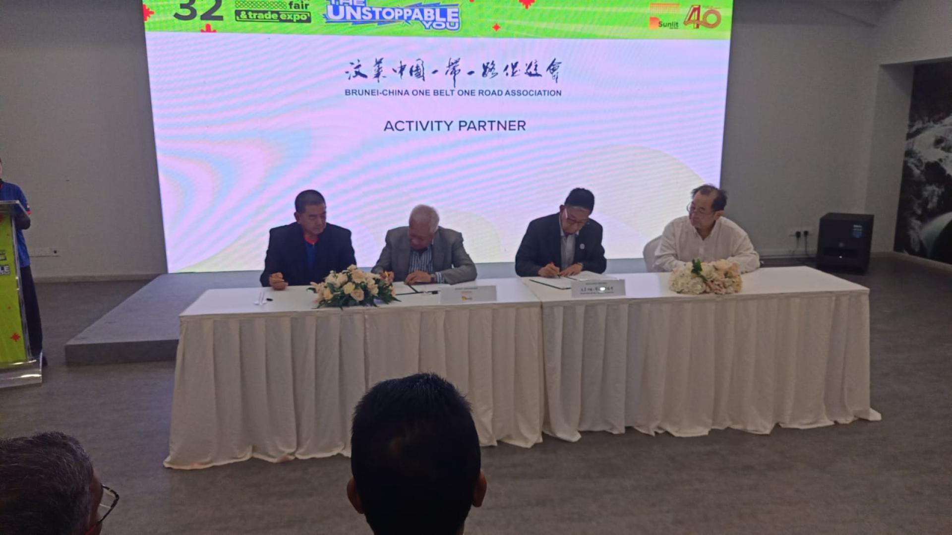 D’Sunlit董事拿督丹尼尔与汶莱-中国一带一路促进会会长洪建源签署合作意向书