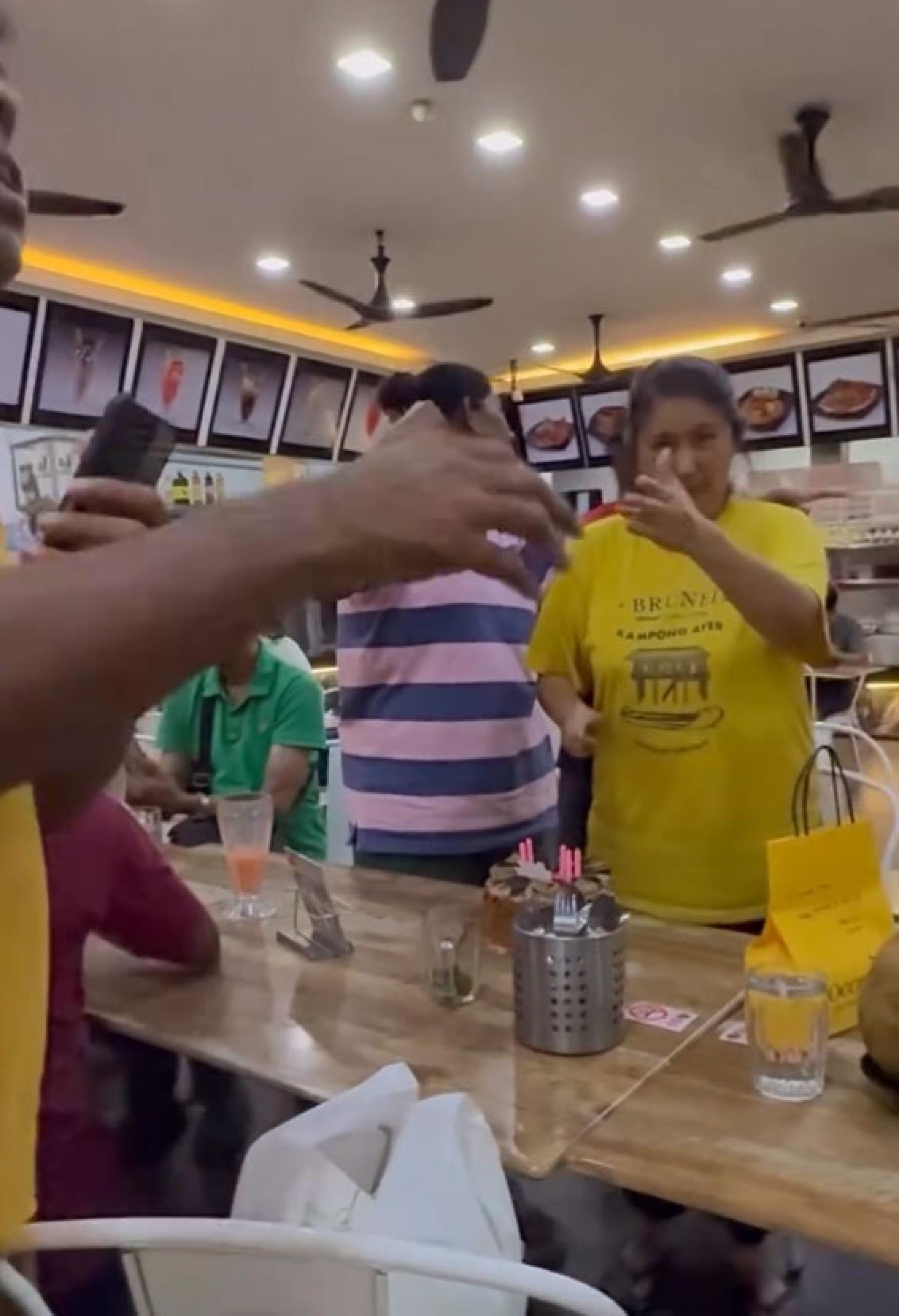 生日主角用手语和拍摄者打招呼。