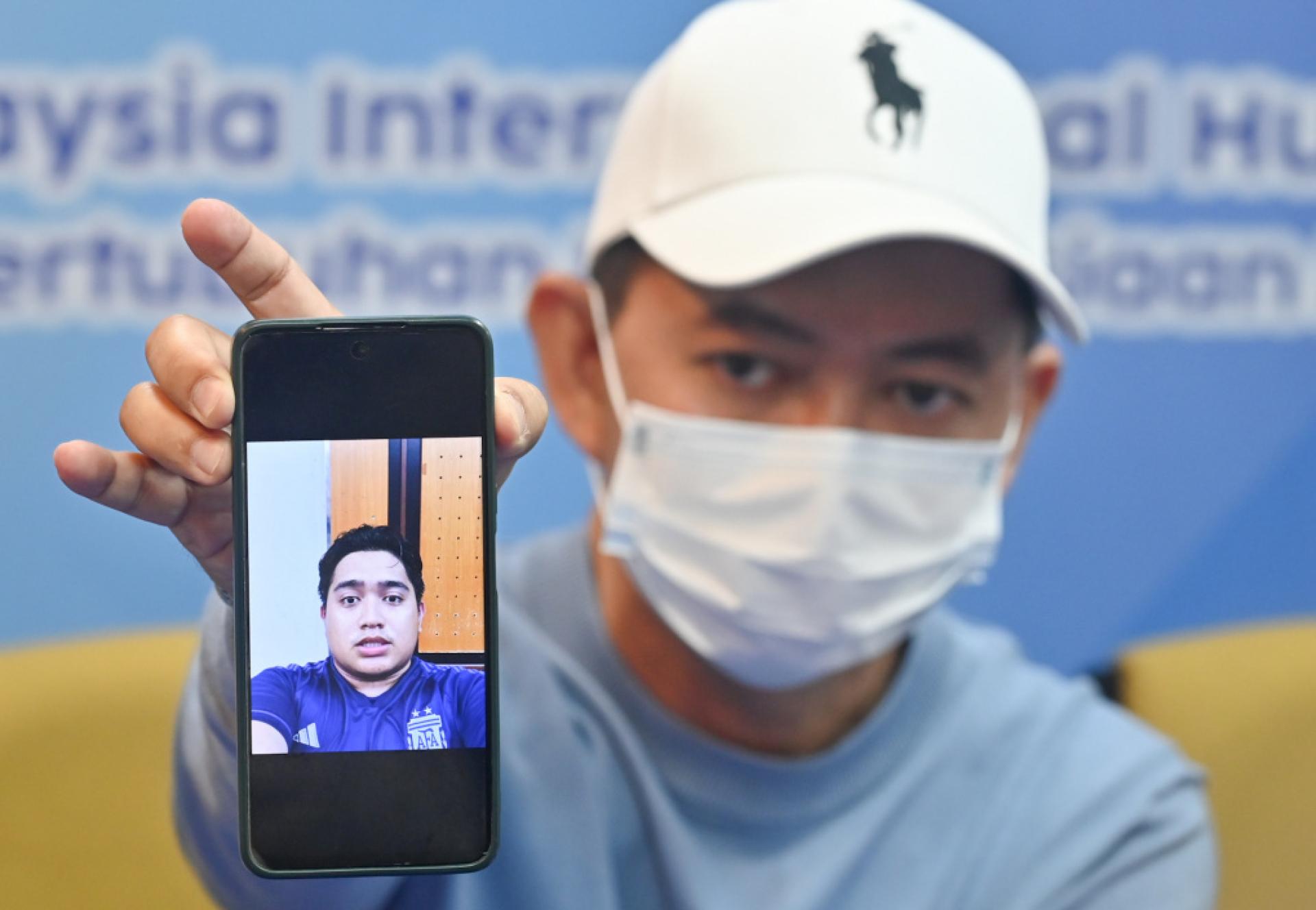 哈迪夫在记者会出示弟弟的样貌。