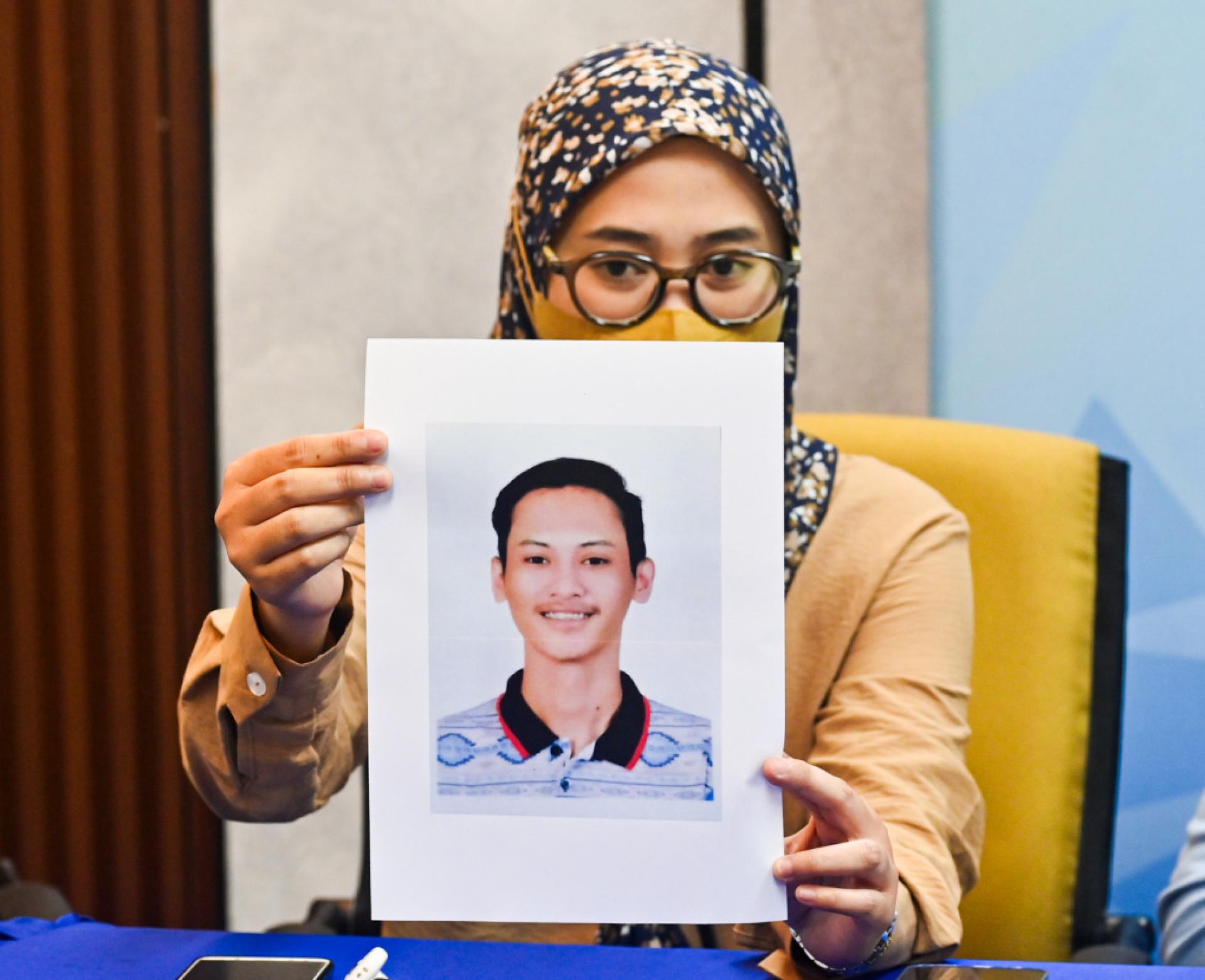 诺珊夏出示弟弟苏莱曼的样貌图片。